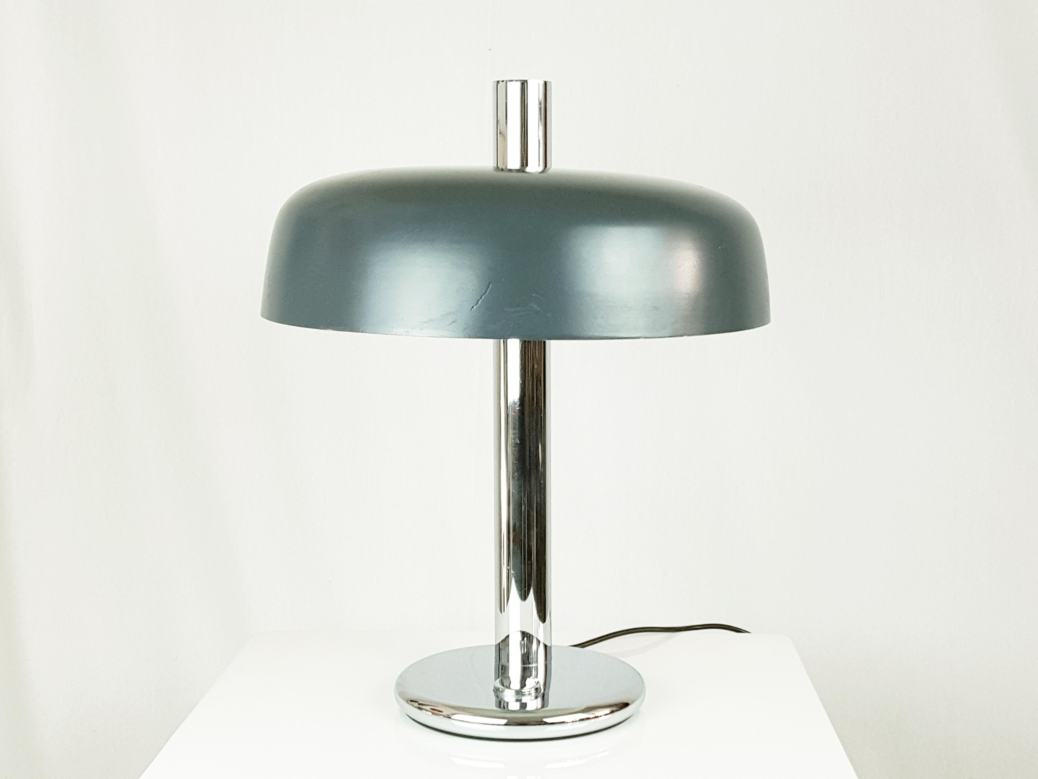 Dark Gray/Navy Blue Aluminum & Chromed Metal 1960s Table Lamp by Egon Hillebrand In Good Condition In Varese, Lombardia