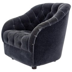 Fauteuil baril en velours gris foncé avec boutons touffetés:: Ward Bennett pour Brickel