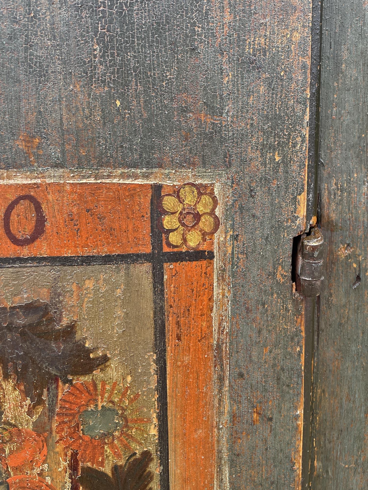 Dunkelgrüner, floral bemalter Schrank von 1830 im Angebot 2