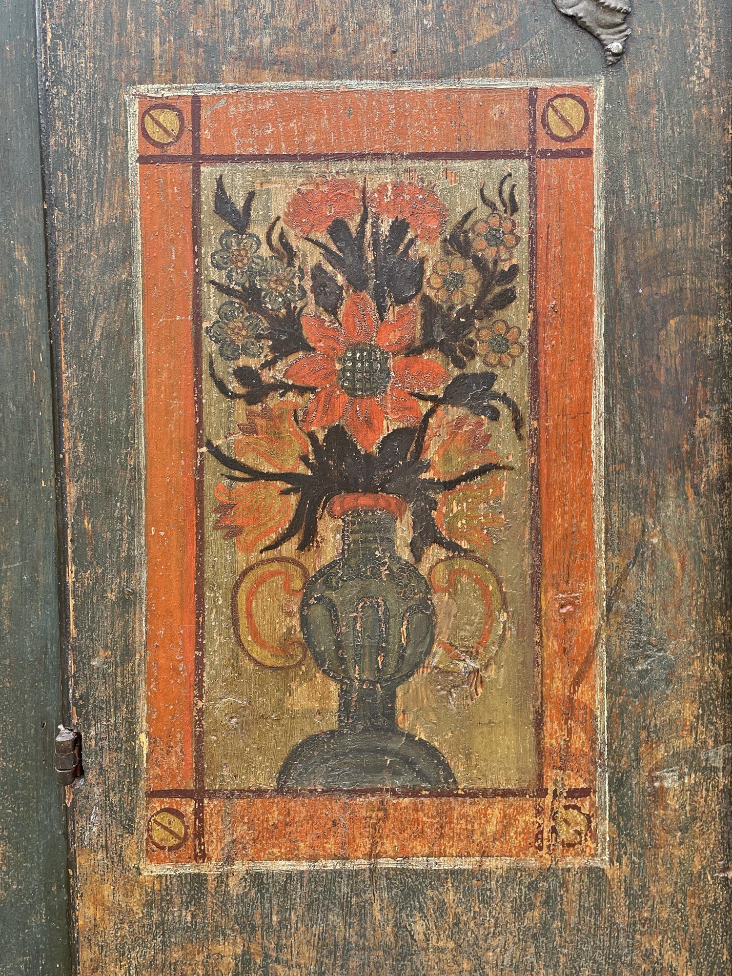 Dunkelgrüner, floral bemalter Schrank von 1830 im Angebot 3