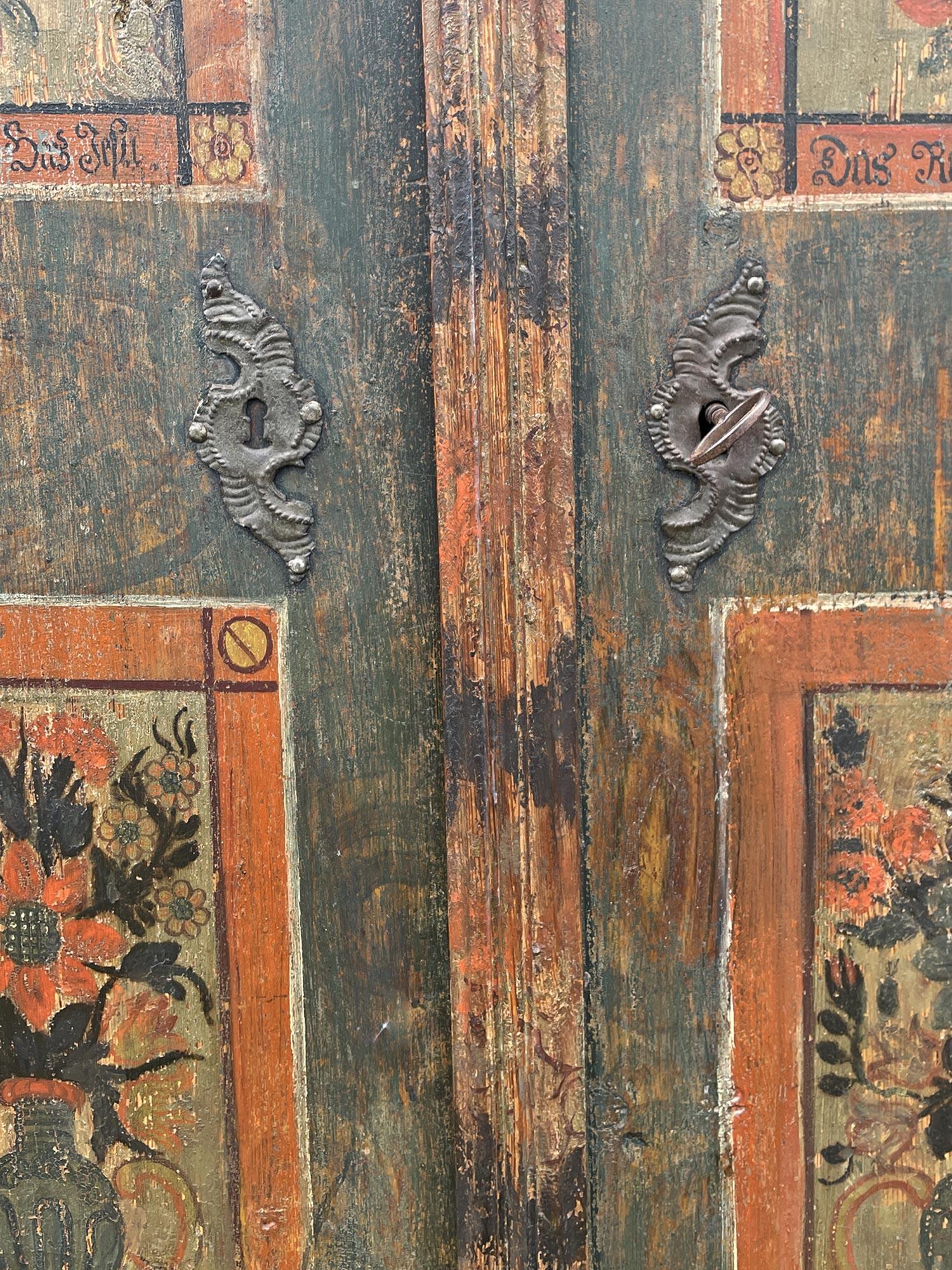 Dunkelgrüner, floral bemalter Schrank von 1830 im Angebot 4