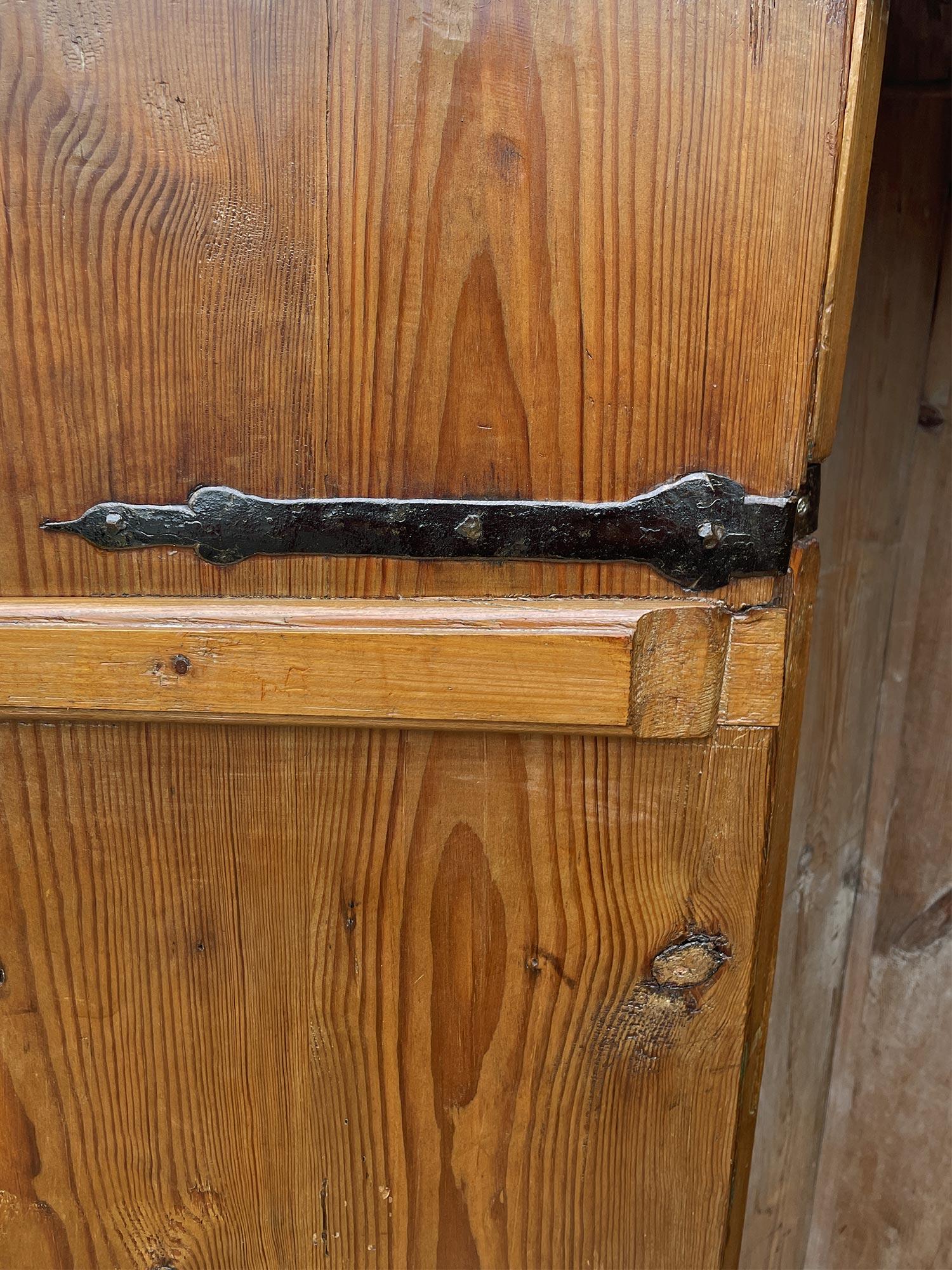 Dunkelgrüner, floral bemalter Schrank von 1830 im Angebot 6