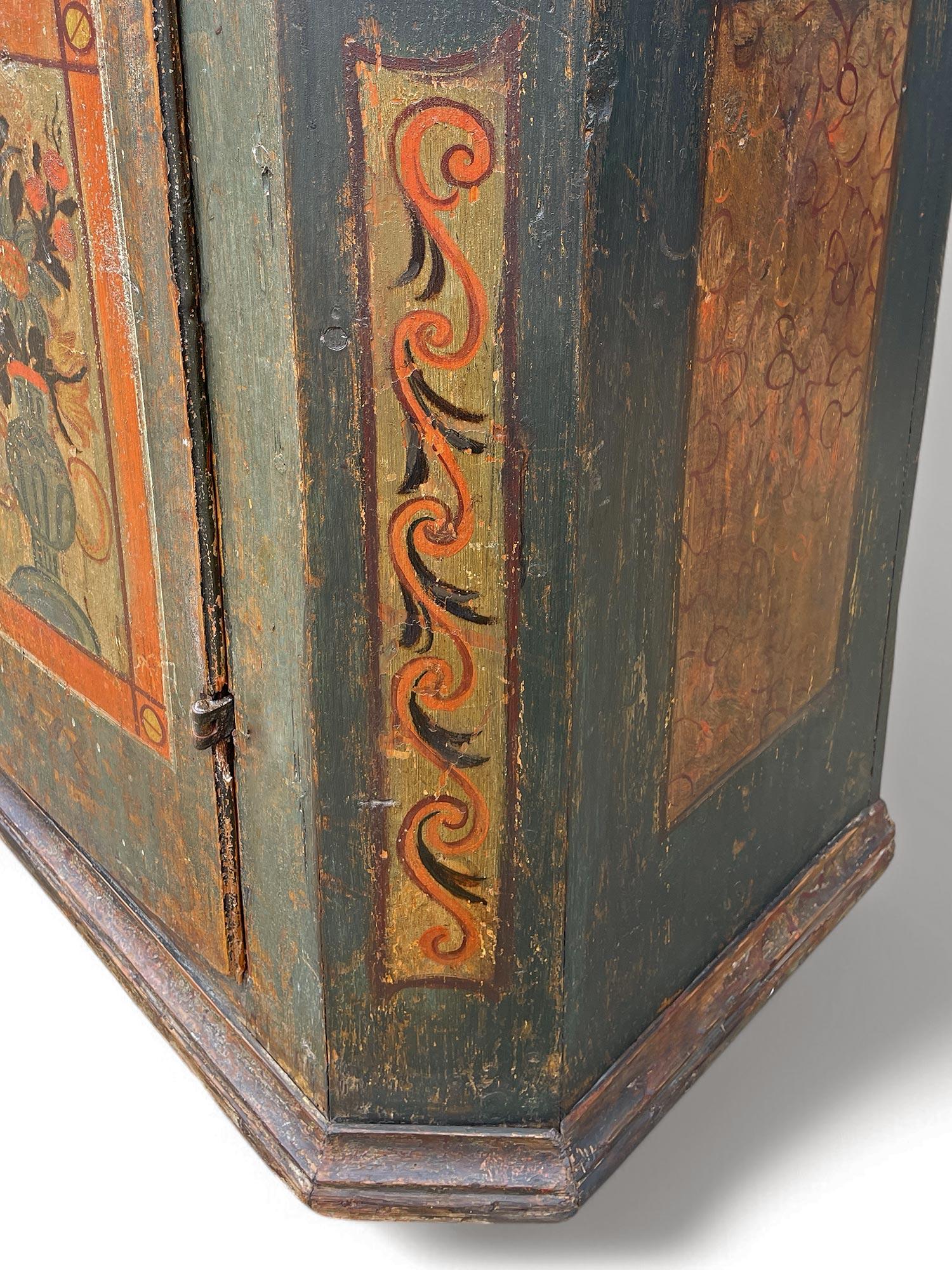 Dunkelgrüner, floral bemalter Schrank von 1830 im Angebot 9