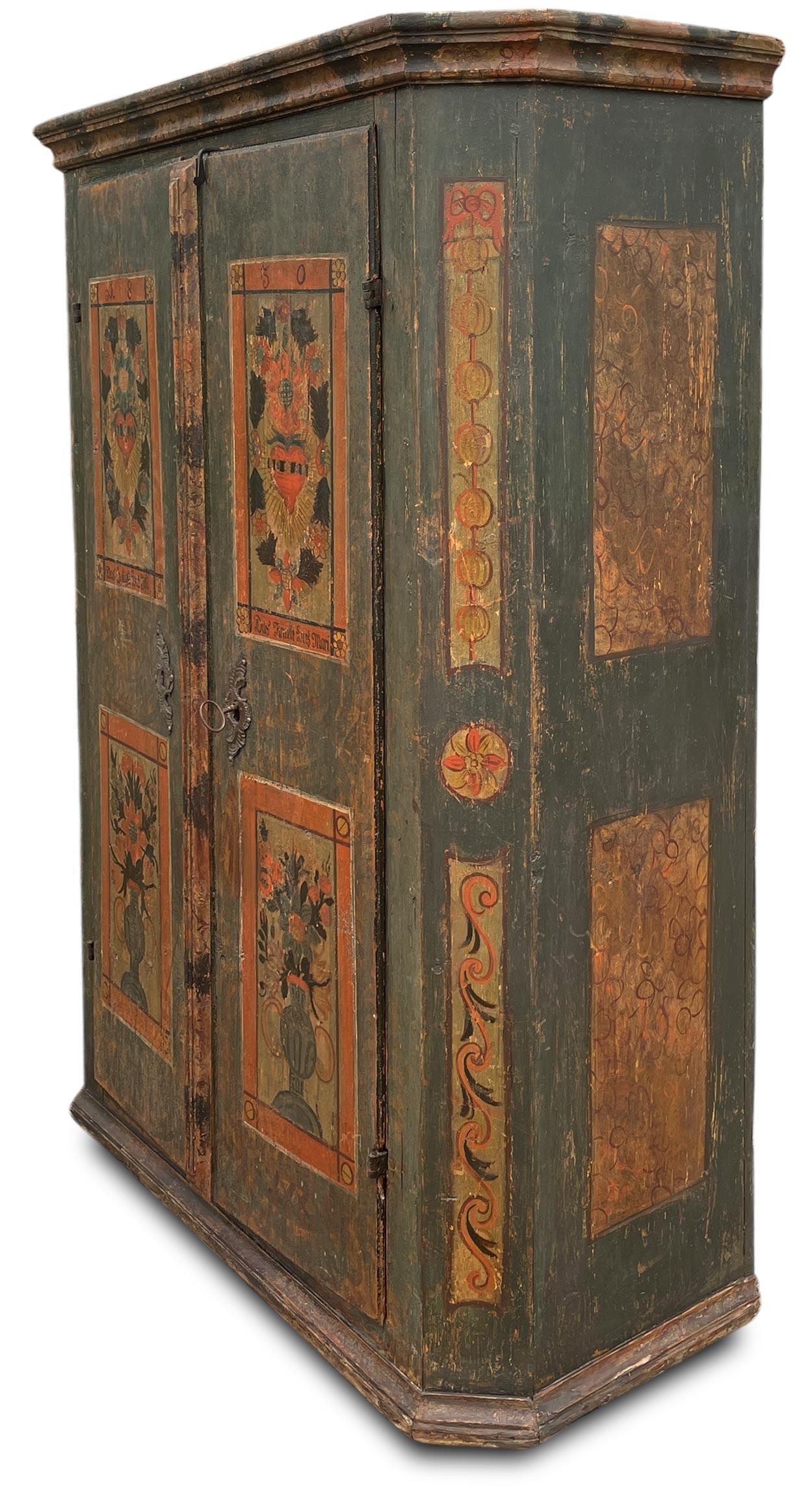 Dunkelgrüner, floral bemalter Schrank von 1830 (Directoire) im Angebot