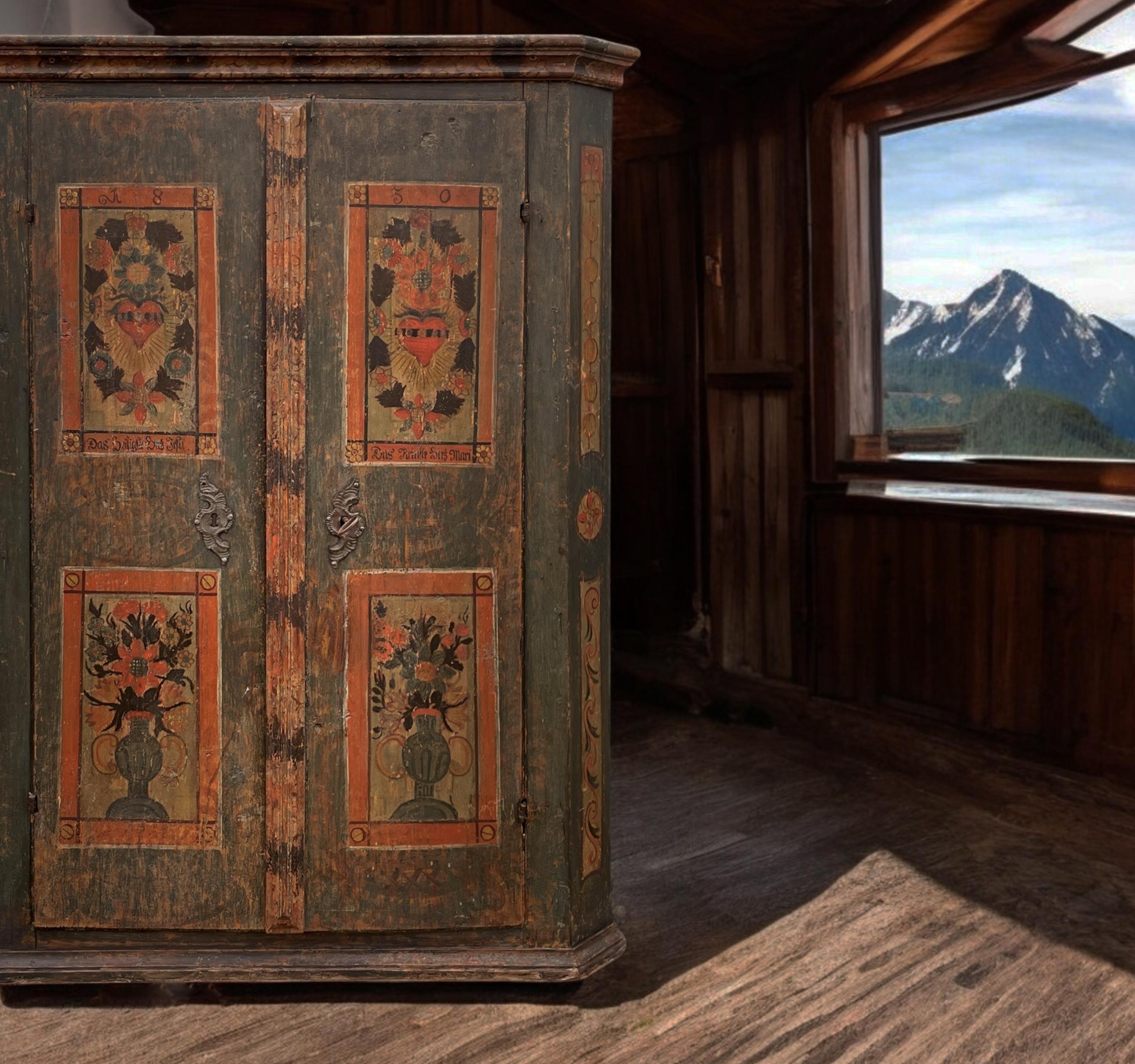Dunkelgrüner, floral bemalter Schrank von 1830 (Italian) im Angebot
