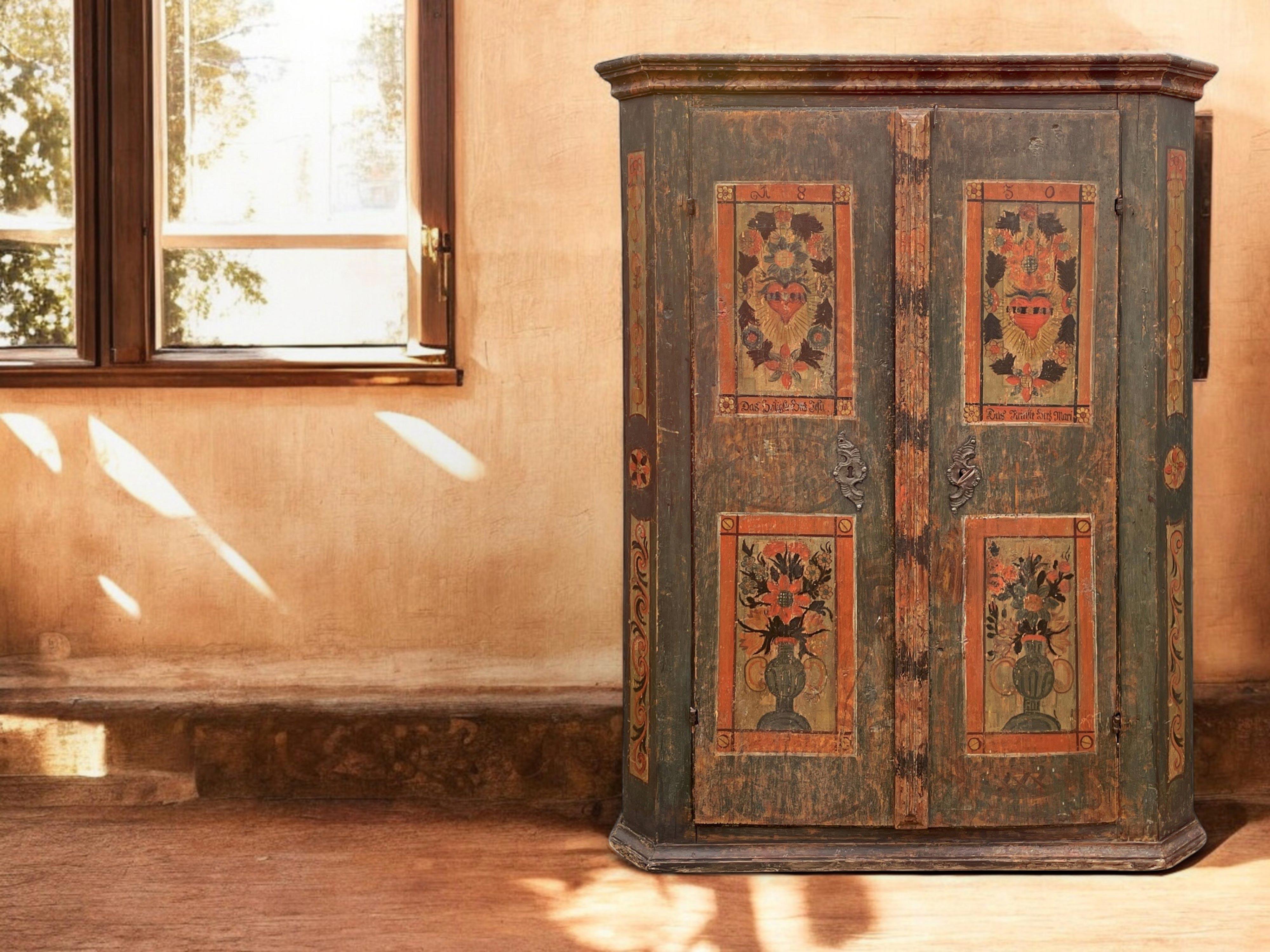 Dunkelgrüner, floral bemalter Schrank von 1830 (Gemalt) im Angebot
