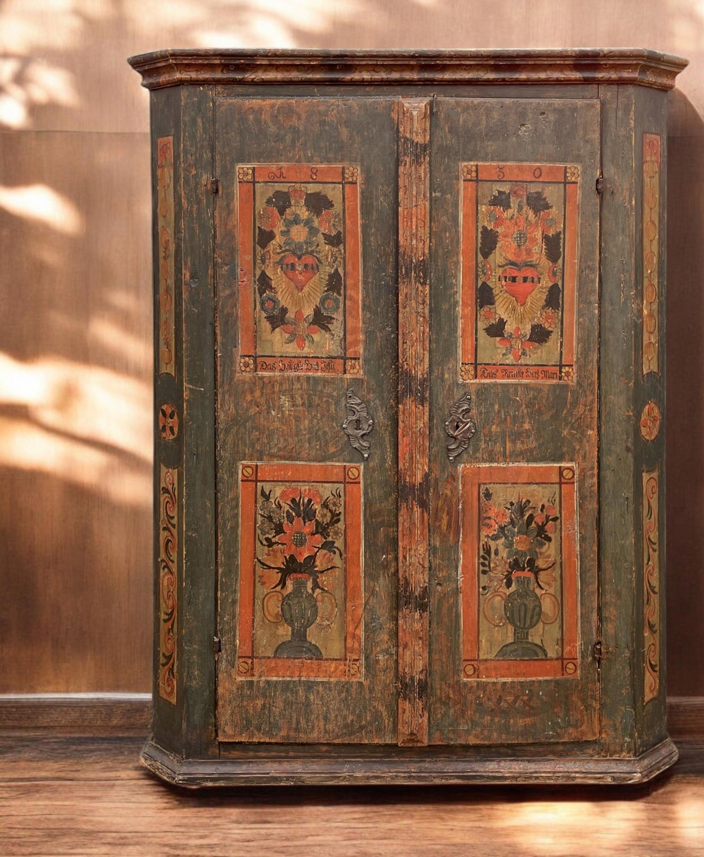 Dunkelgrüner, floral bemalter Schrank von 1830 (Early 19th Century) im Angebot