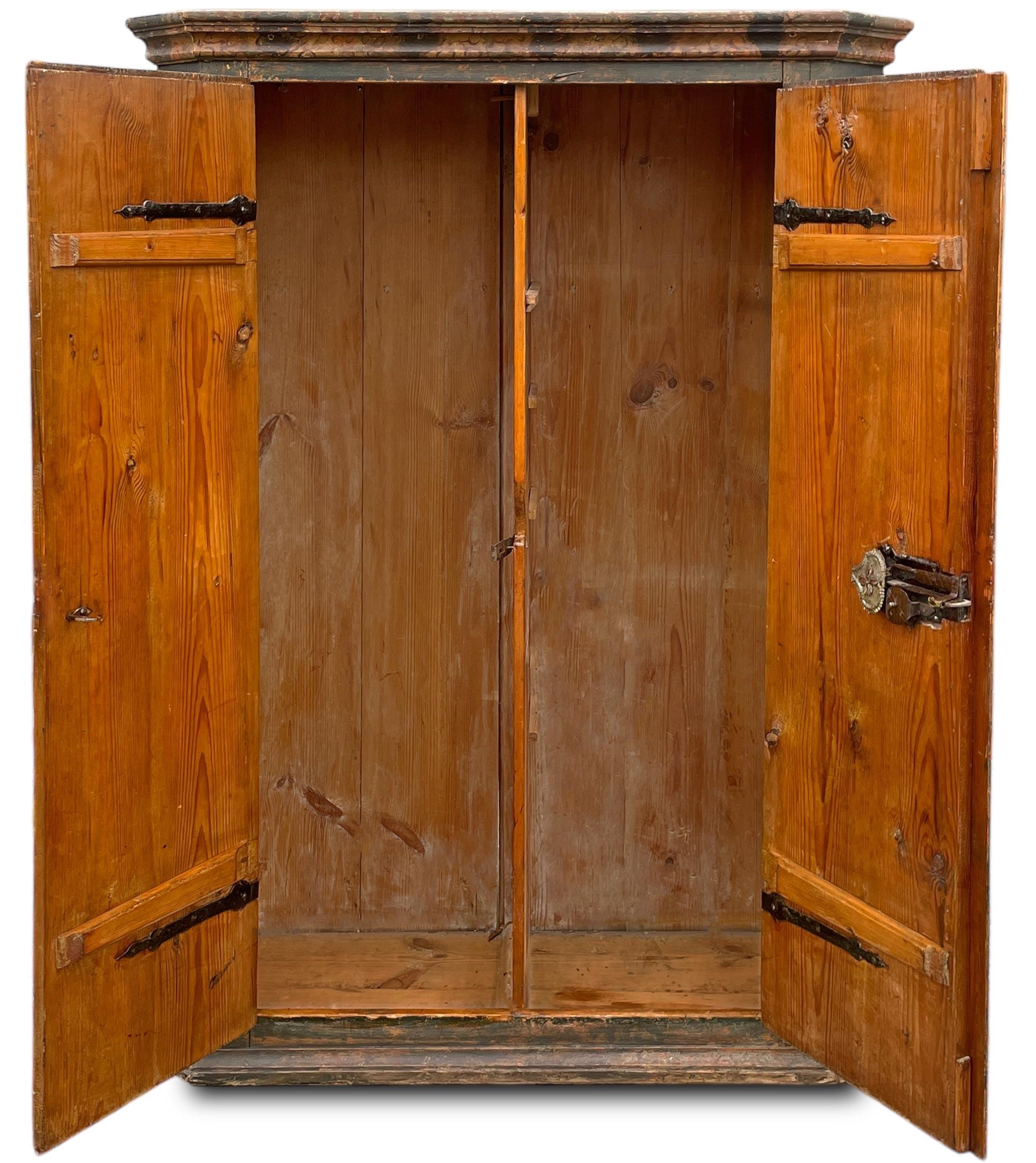 Dunkelgrüner, floral bemalter Schrank von 1830 (Tannenholz) im Angebot