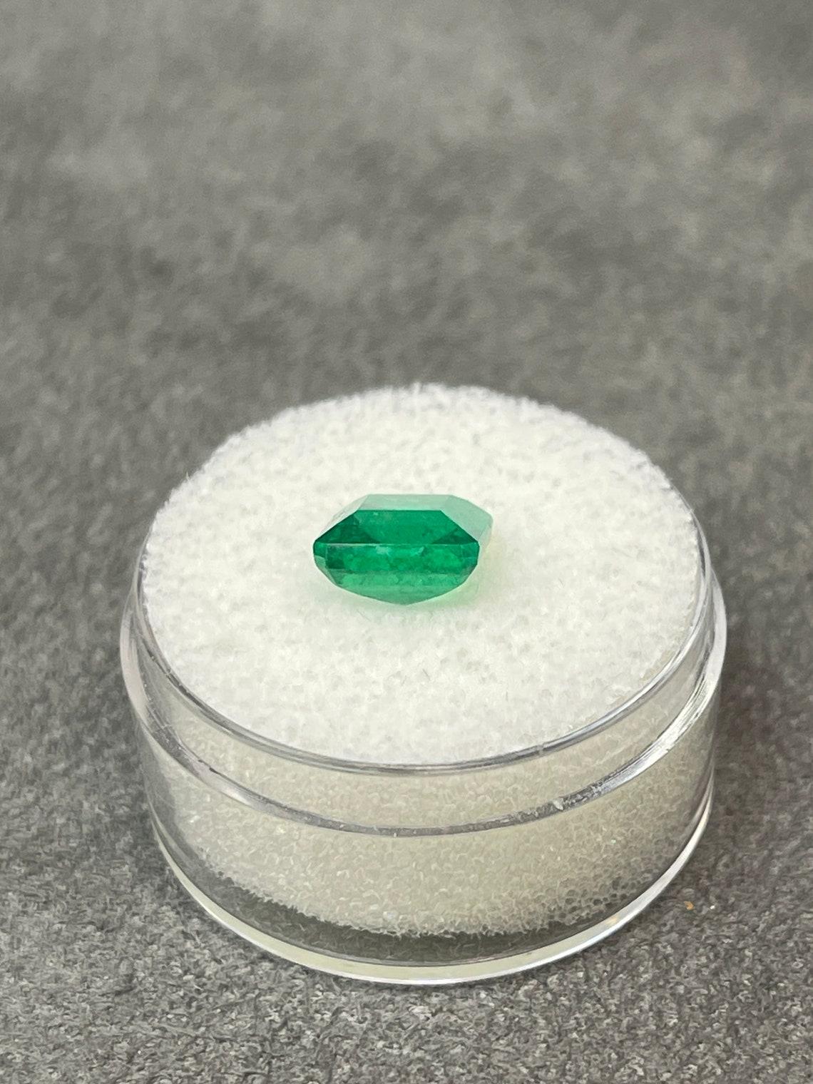 Dunkelgrüner 2,70 Karat Muzo kolumbianischer Smaragd im Smaragdschliff - Geburtsstein im Smaragdschliff Damen im Angebot