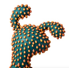 Scultura animale a puntini verde scuro e arancione, Ahryun Lee