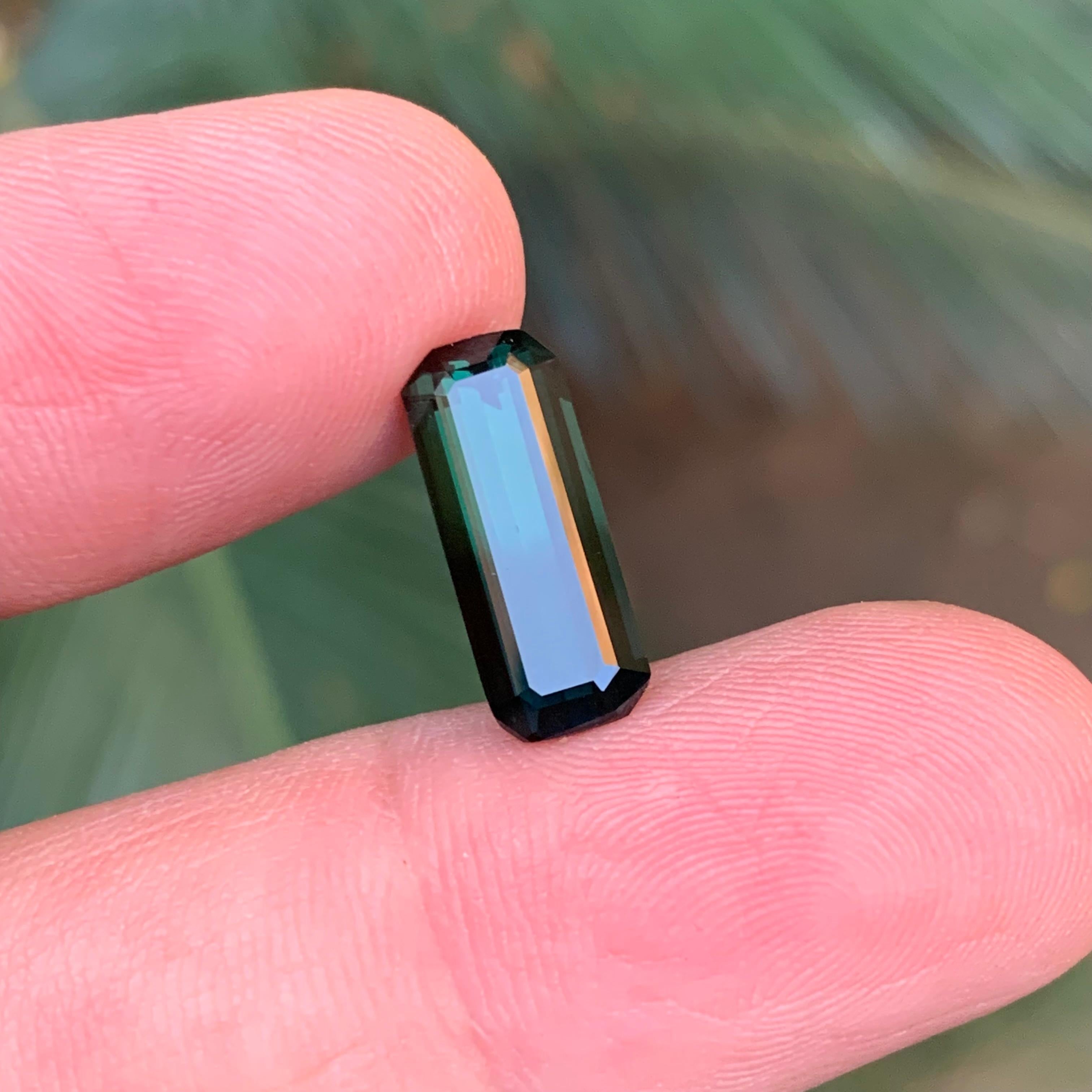 Contemporain Tourmaline naturelle bicolore vert foncé, taille émeraude 5,55 carats en vente