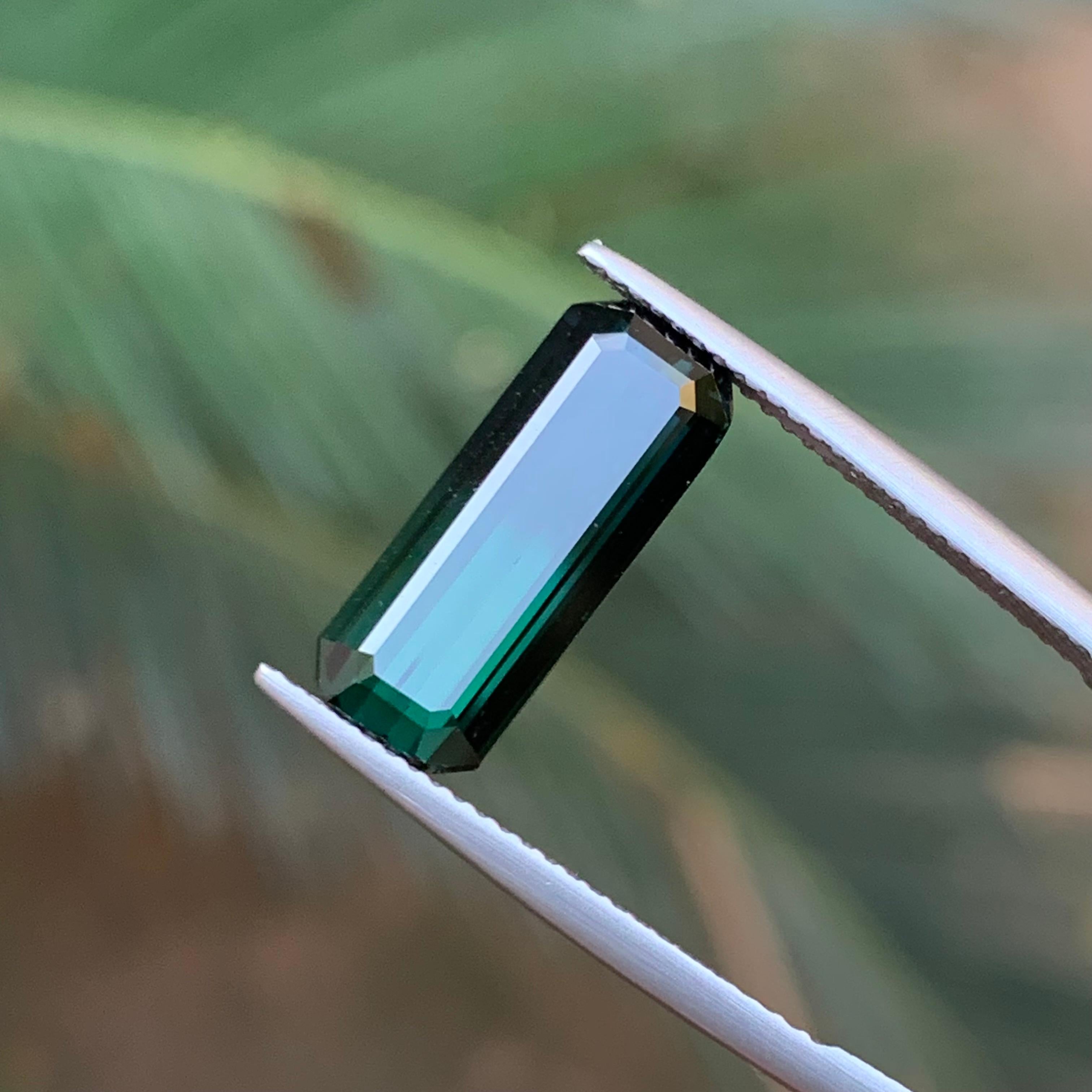 Taille émeraude Tourmaline naturelle bicolore vert foncé, taille émeraude 5,55 carats en vente