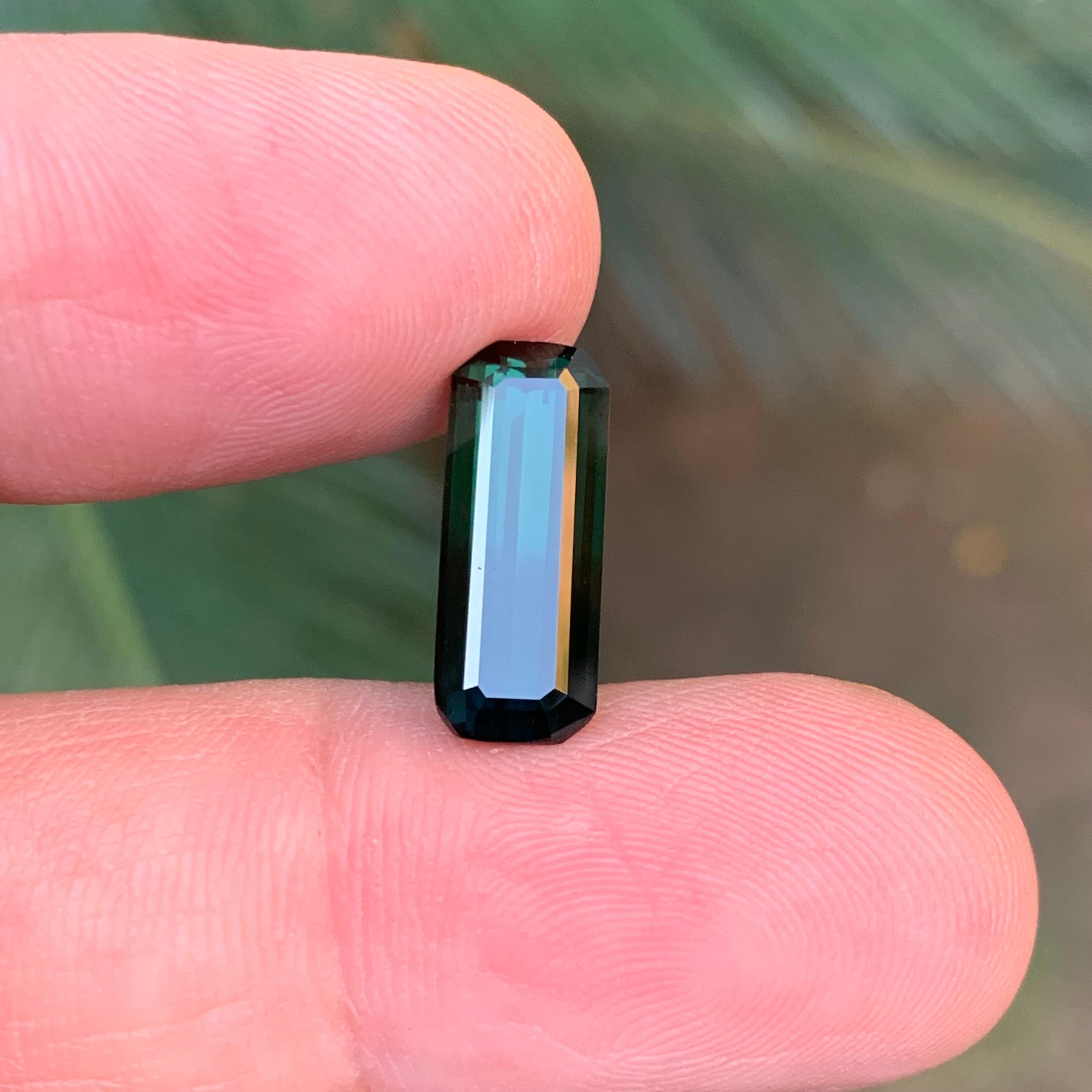 Tourmaline naturelle bicolore vert foncé, taille émeraude 5,55 carats en vente 1