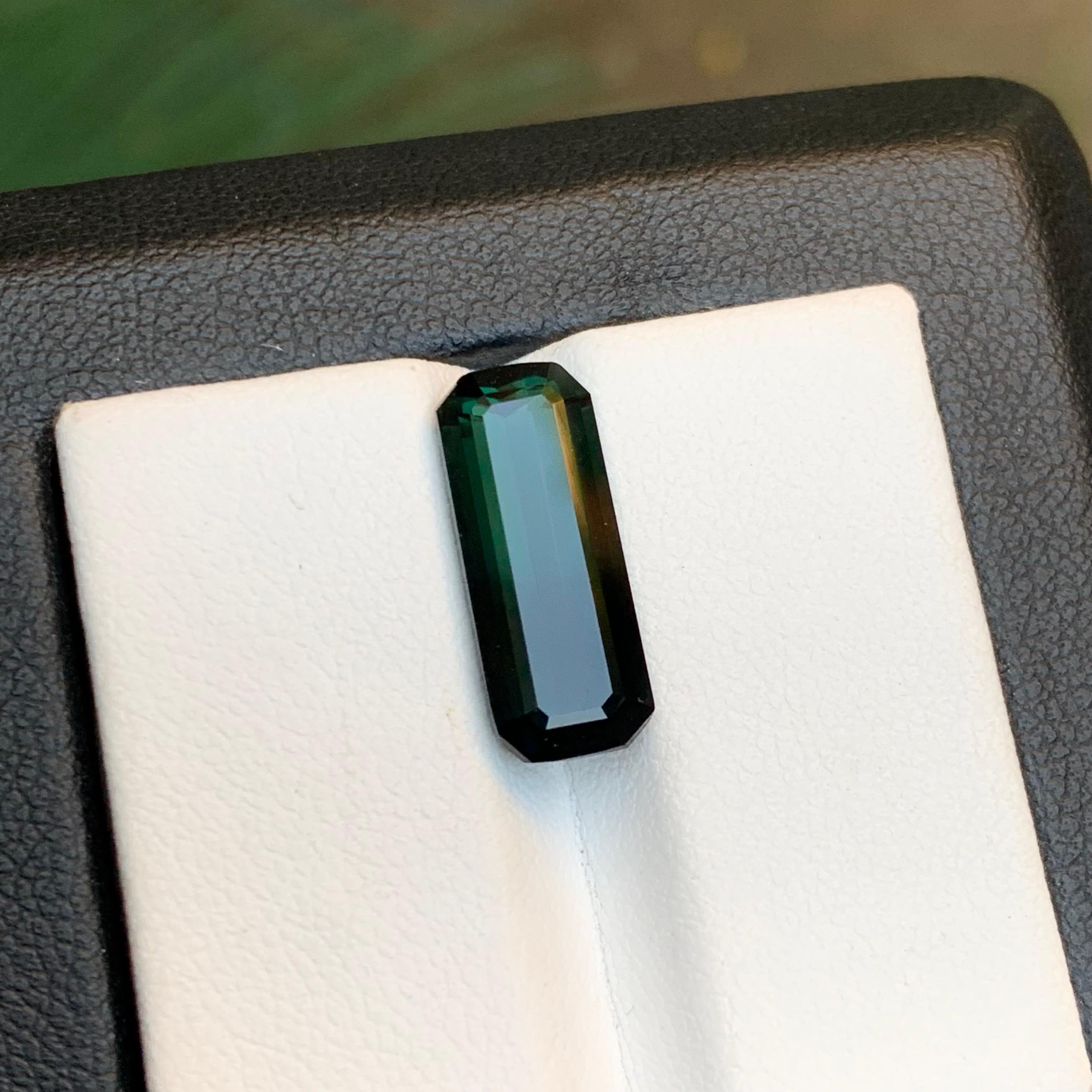 Tourmaline naturelle bicolore vert foncé, taille émeraude 5,55 carats en vente 2