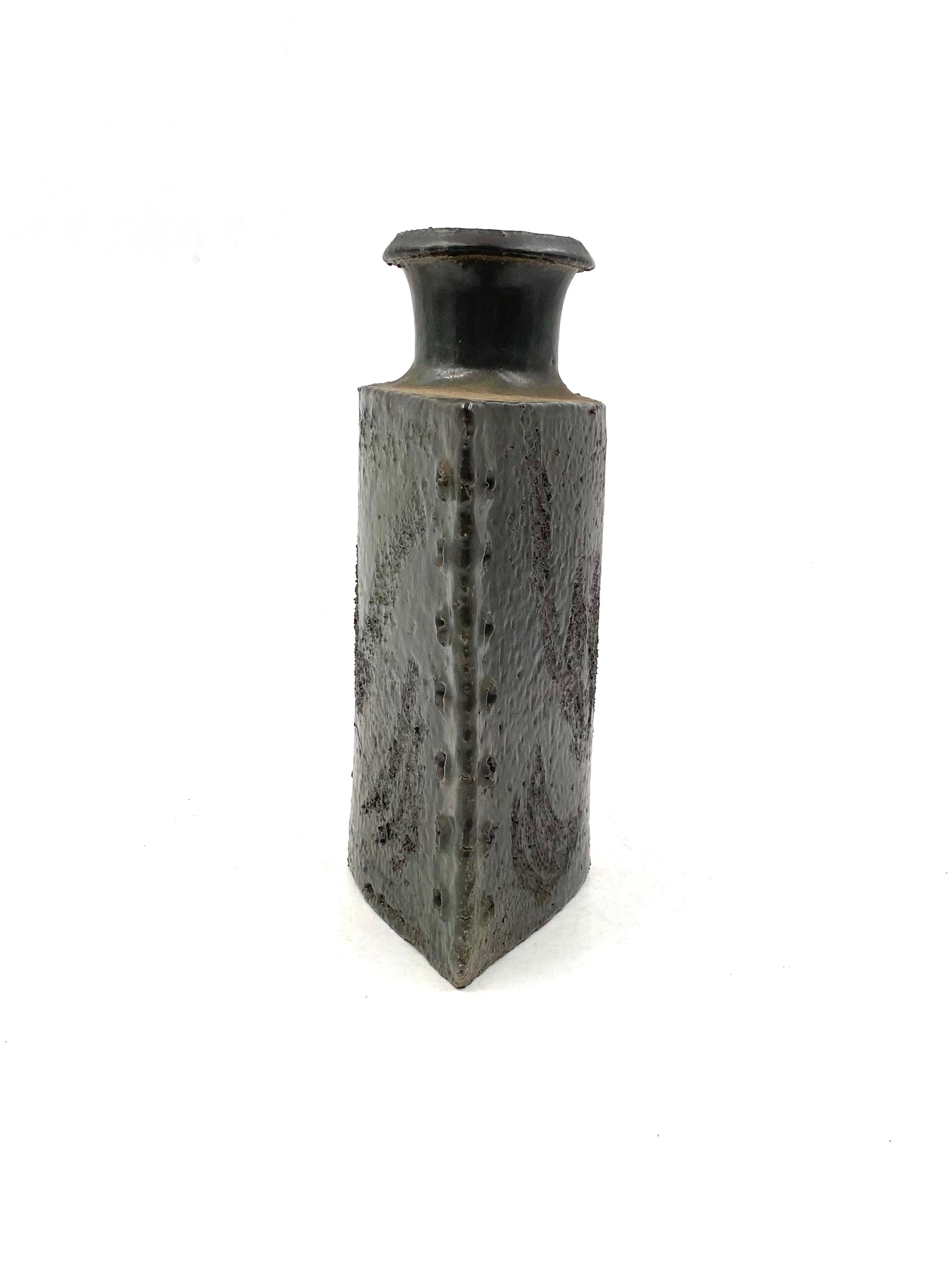 Dunkelgrüne brutalistische Keramikvase, Italien 1980er im Angebot 3