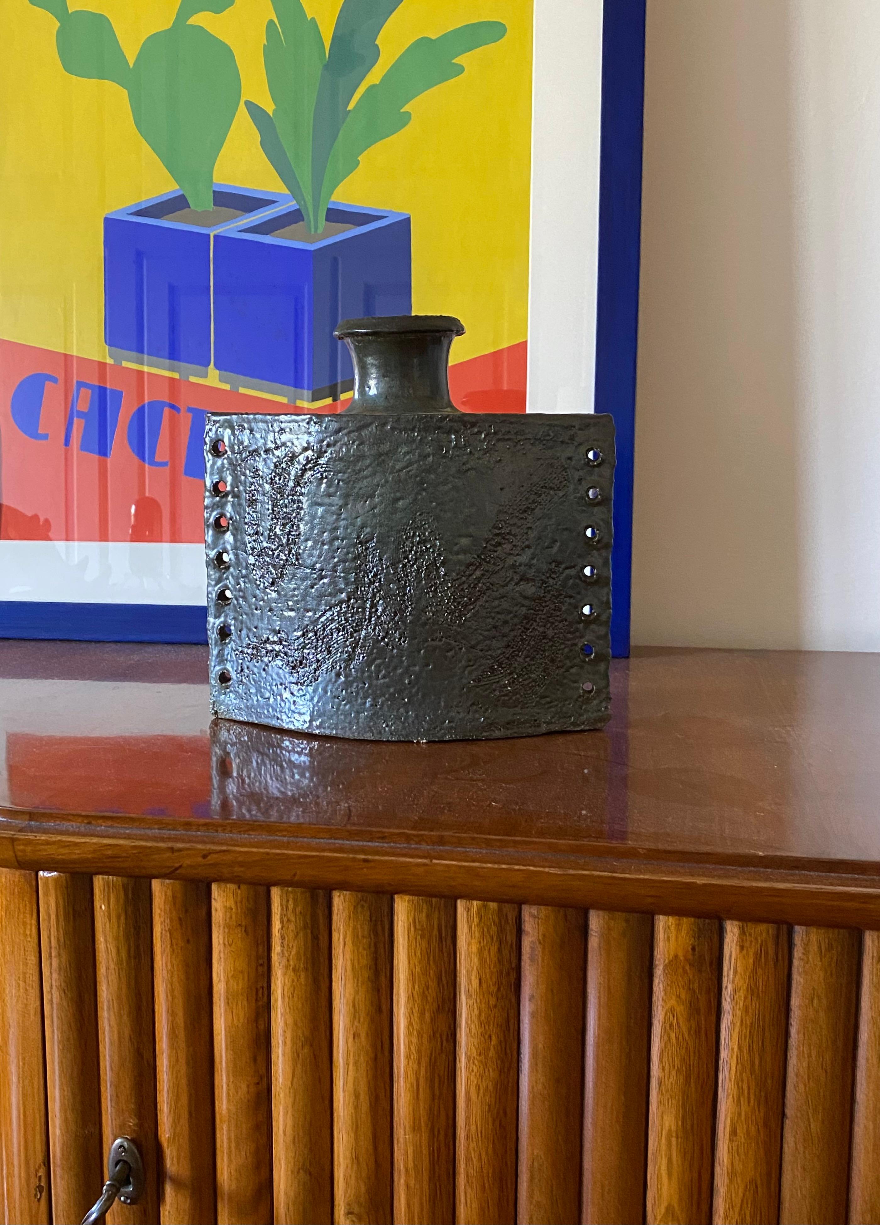 Dunkelgrüne brutalistische Keramikvase, Italien 1980er im Angebot 7