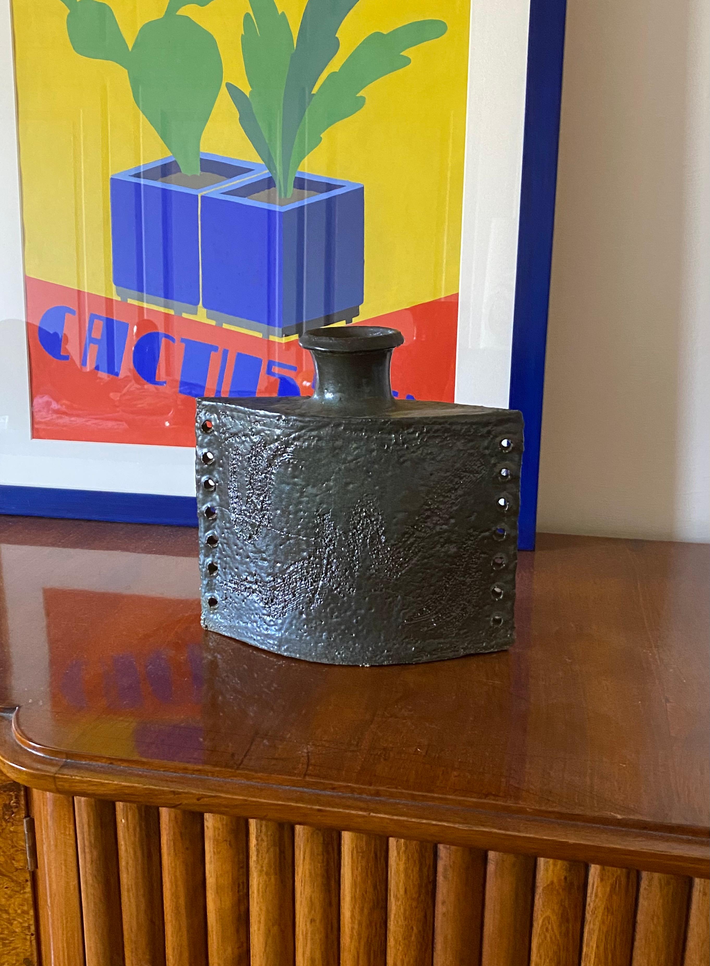 Dunkelgrüne brutalistische Keramikvase, Italien 1980er im Angebot 8