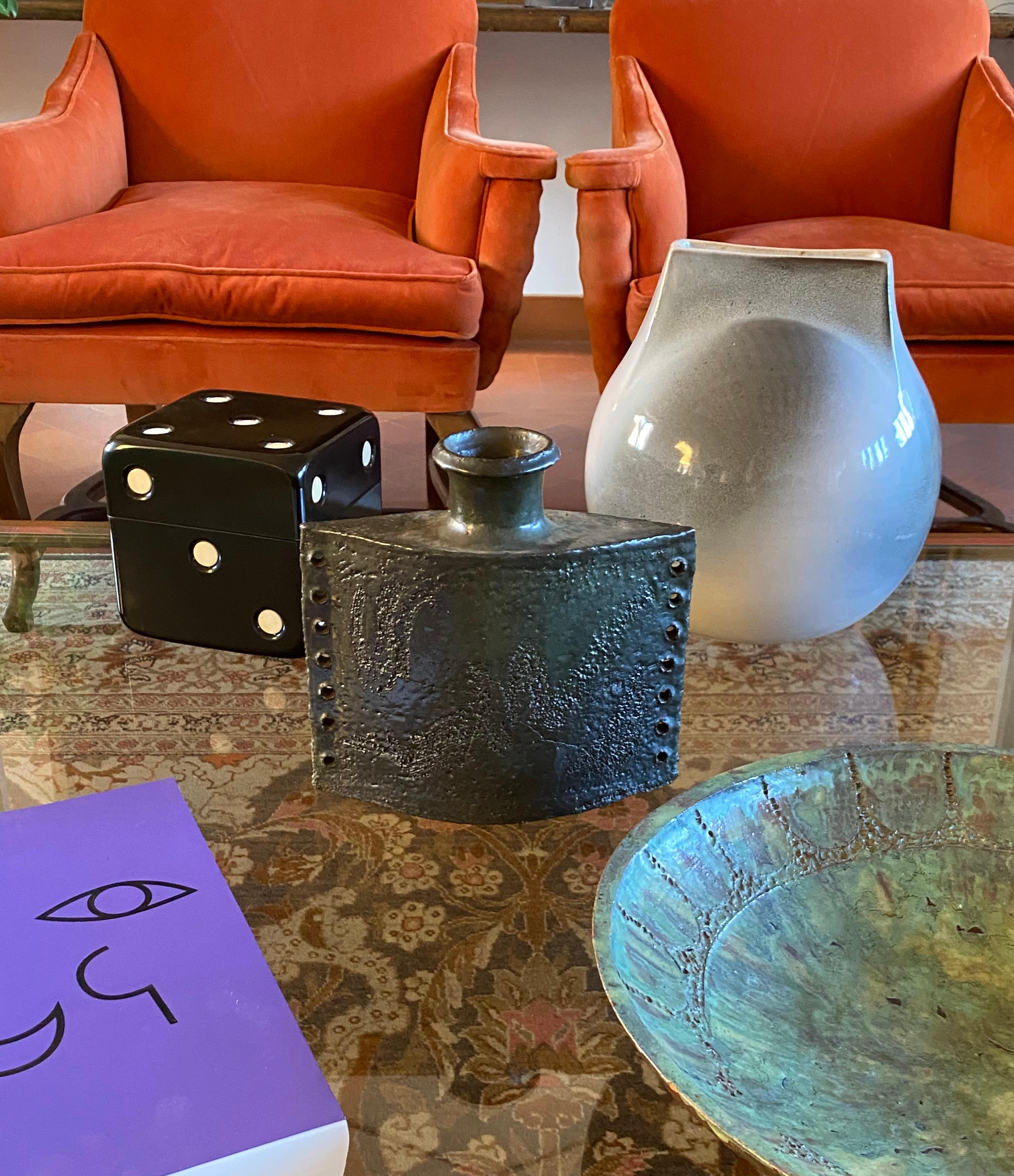 Dunkelgrüne brutalistische Keramikvase, Italien 1980er im Angebot 12