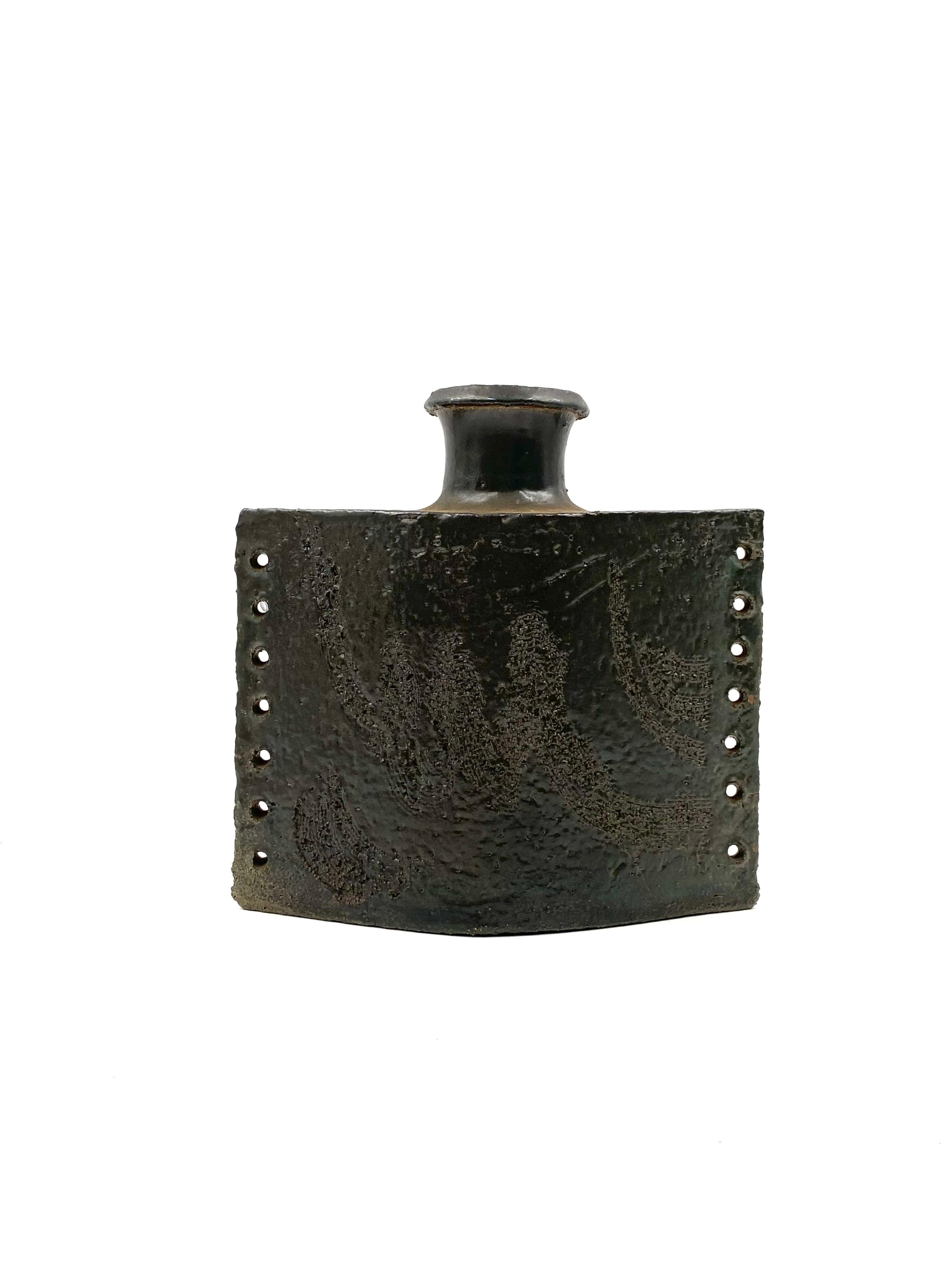 Dunkelgrüne brutalistische Keramikvase, Italien 1980er (Italian) im Angebot