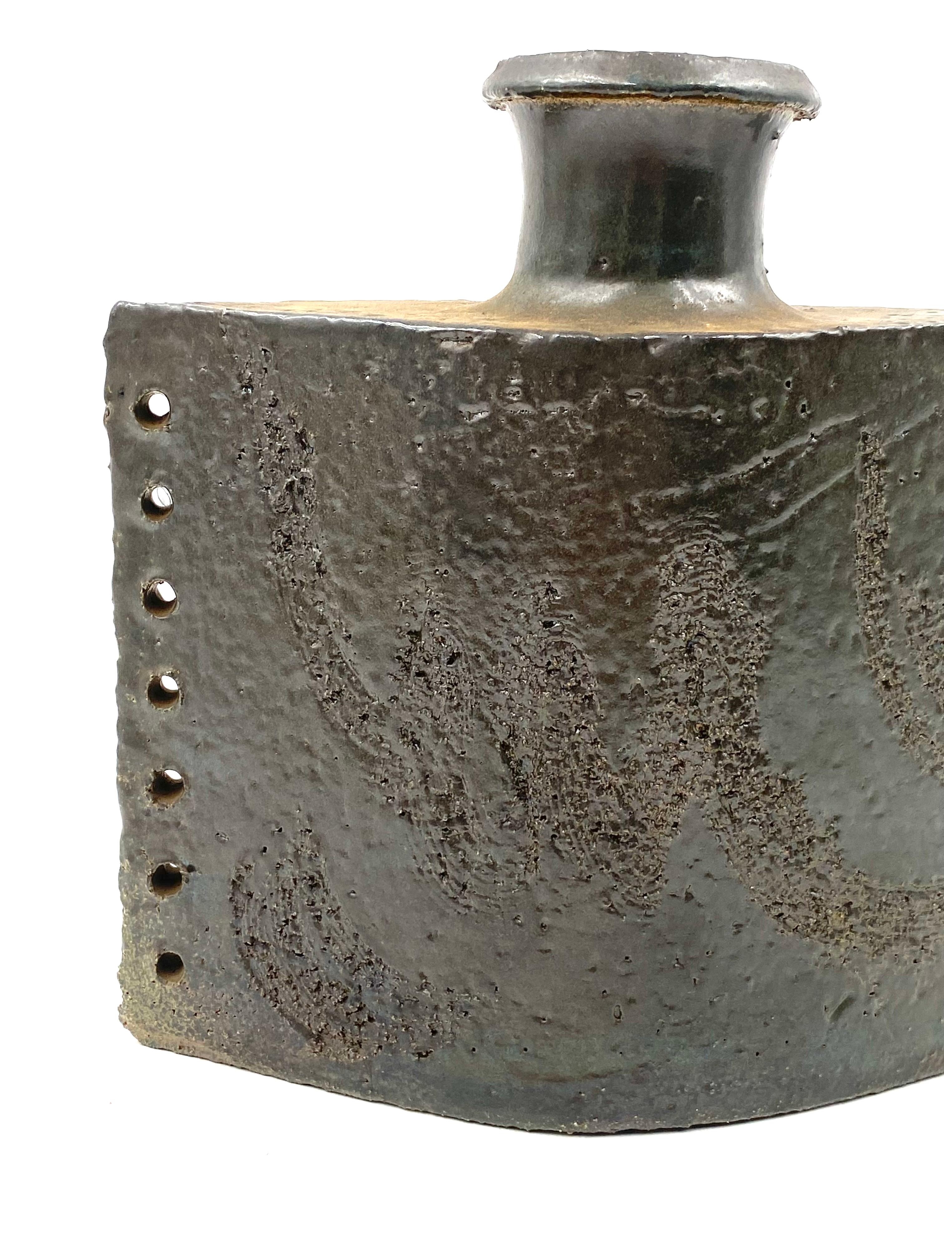 Dunkelgrüne brutalistische Keramikvase, Italien 1980er (Late 20th Century) im Angebot