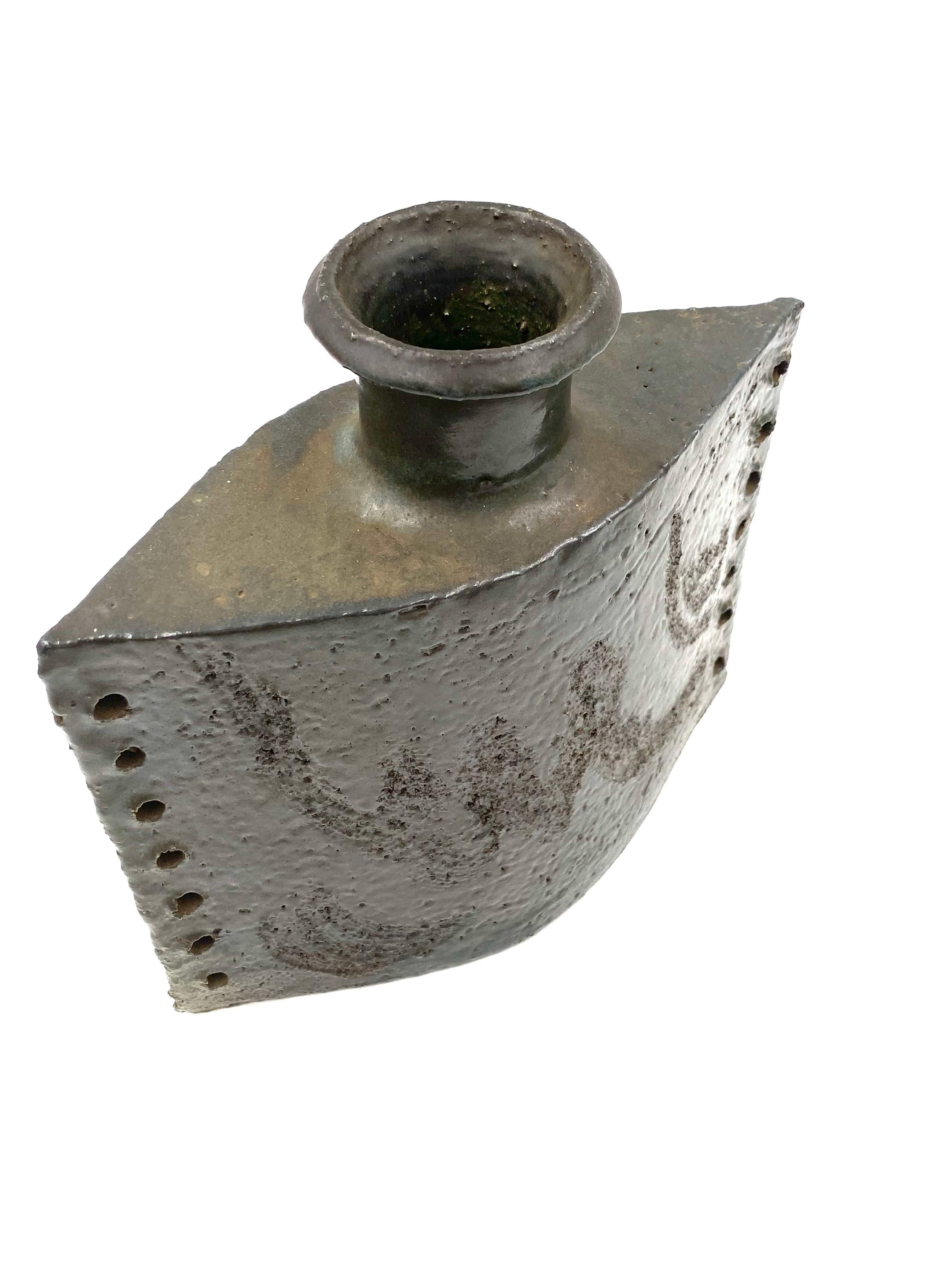 Dunkelgrüne brutalistische Keramikvase, Italien 1980er (Töpferwaren) im Angebot