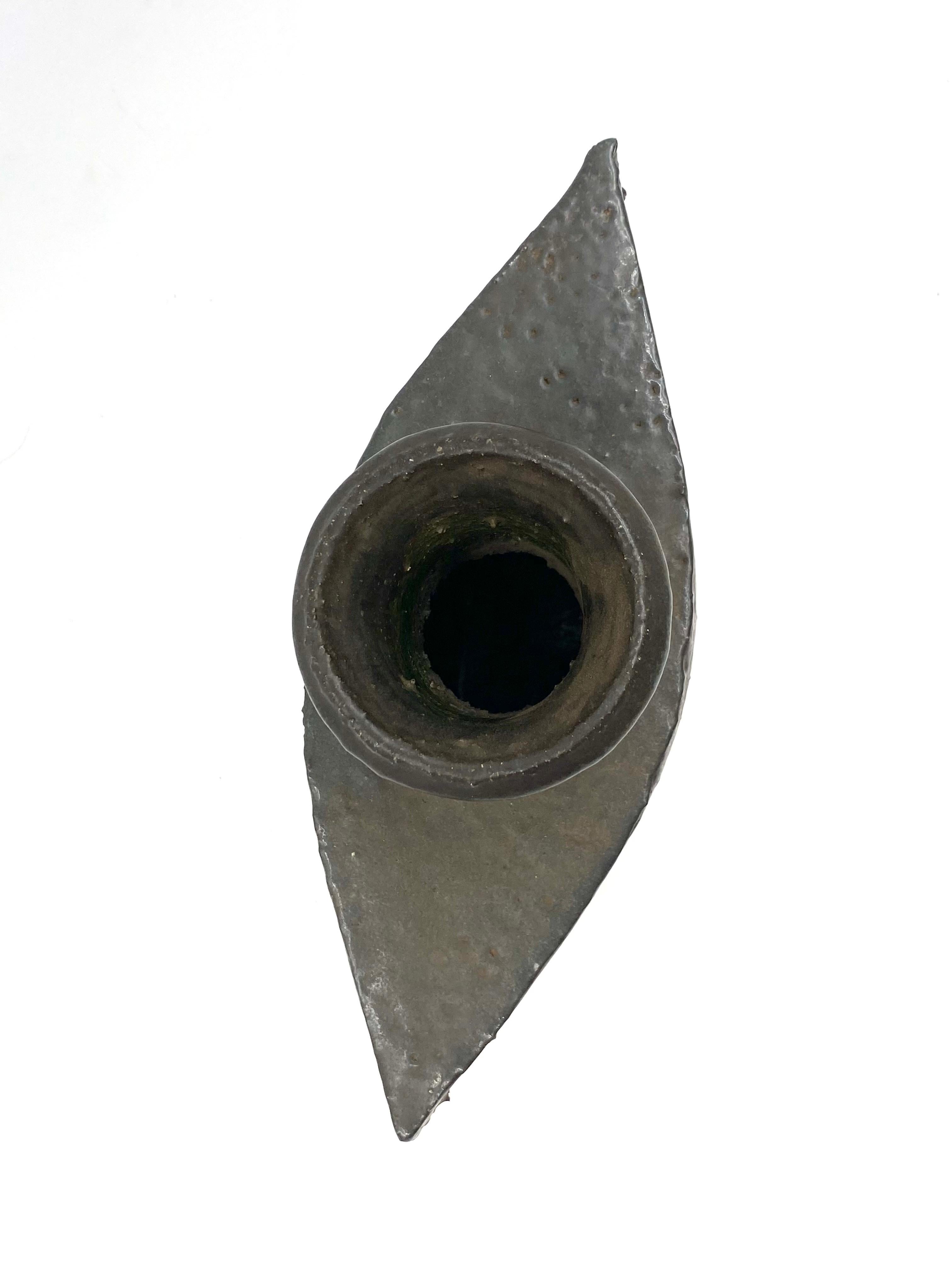 Dunkelgrüne brutalistische Keramikvase, Italien 1980er im Angebot 1
