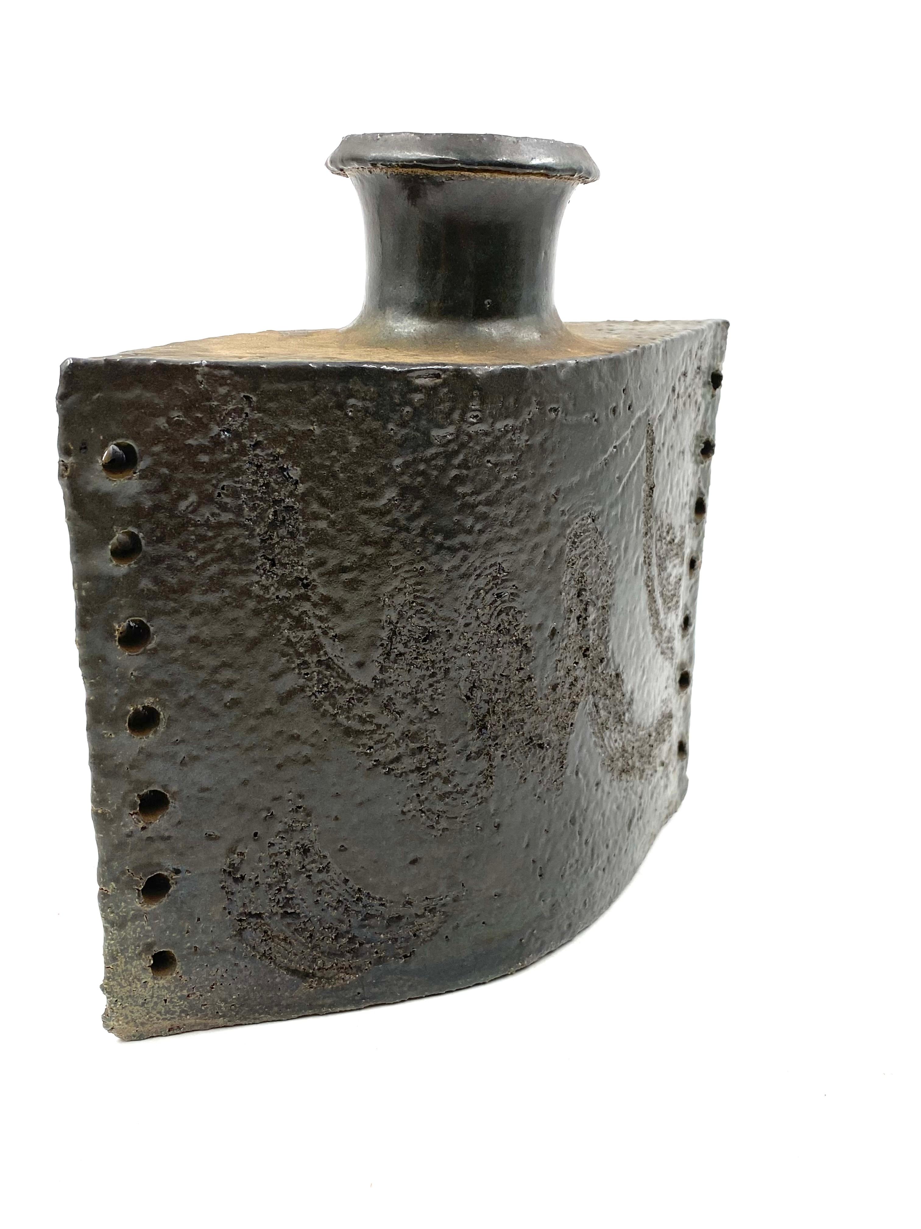 Dunkelgrüne brutalistische Keramikvase, Italien 1980er im Angebot 2
