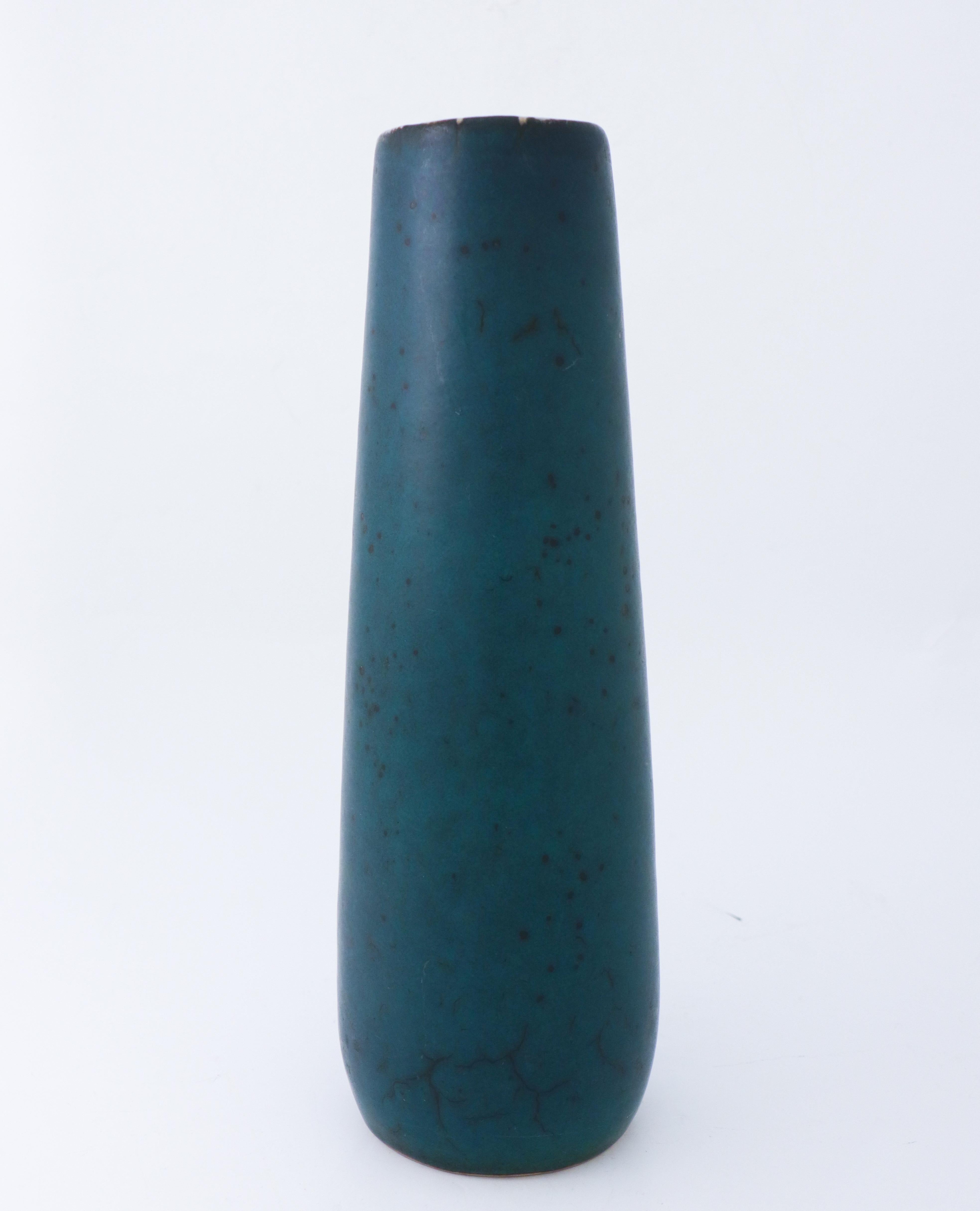 Un grand vase vert foncé conçu par Carl-Harry Stålhane à l'Atelier Rörstrand, il mesure 36,5 cm de haut et il est en parfait état.
 