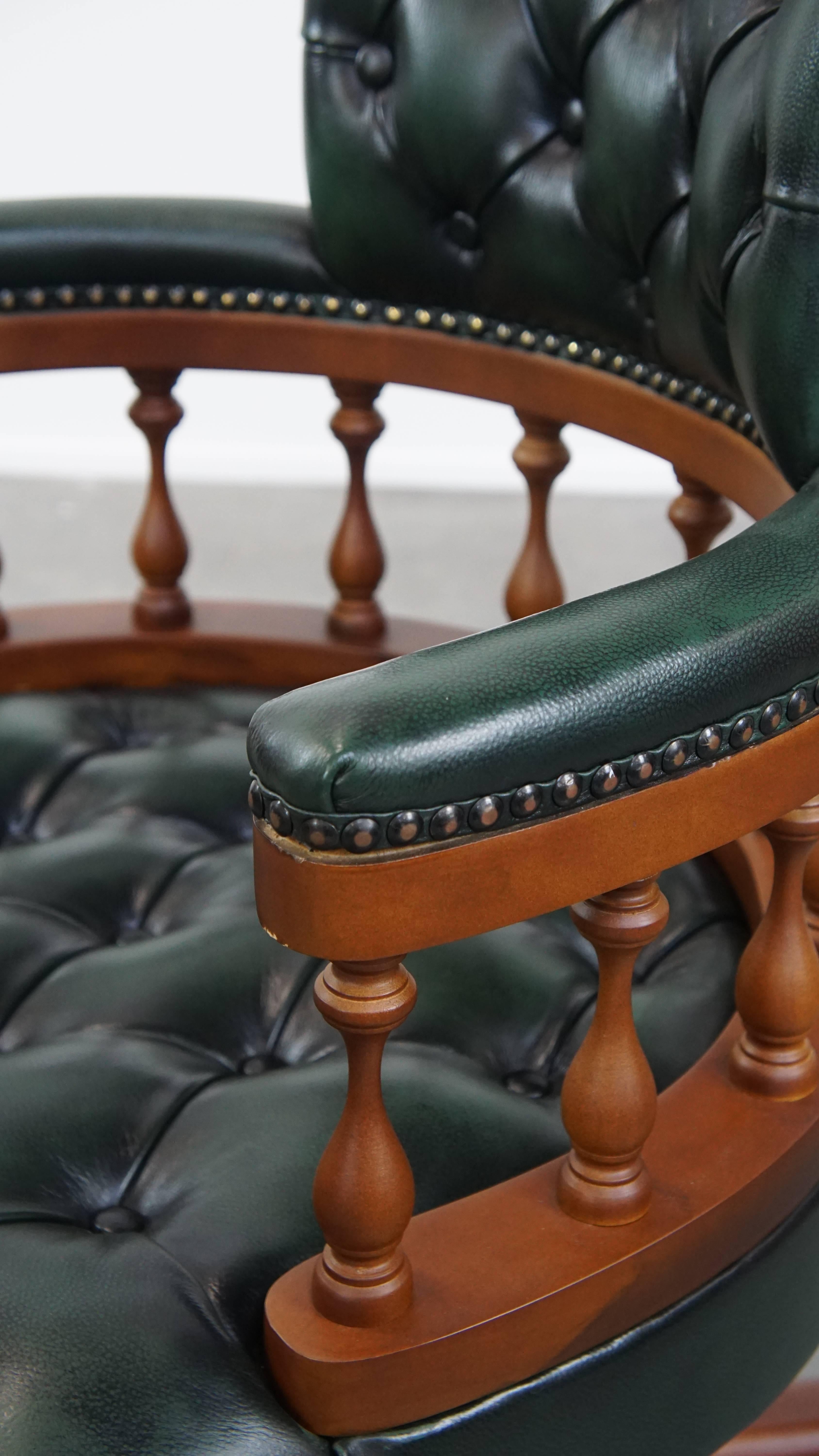Fauteuil de bureau Chesterfield vert foncé en cuir de vachette sur roulettes en vente 4