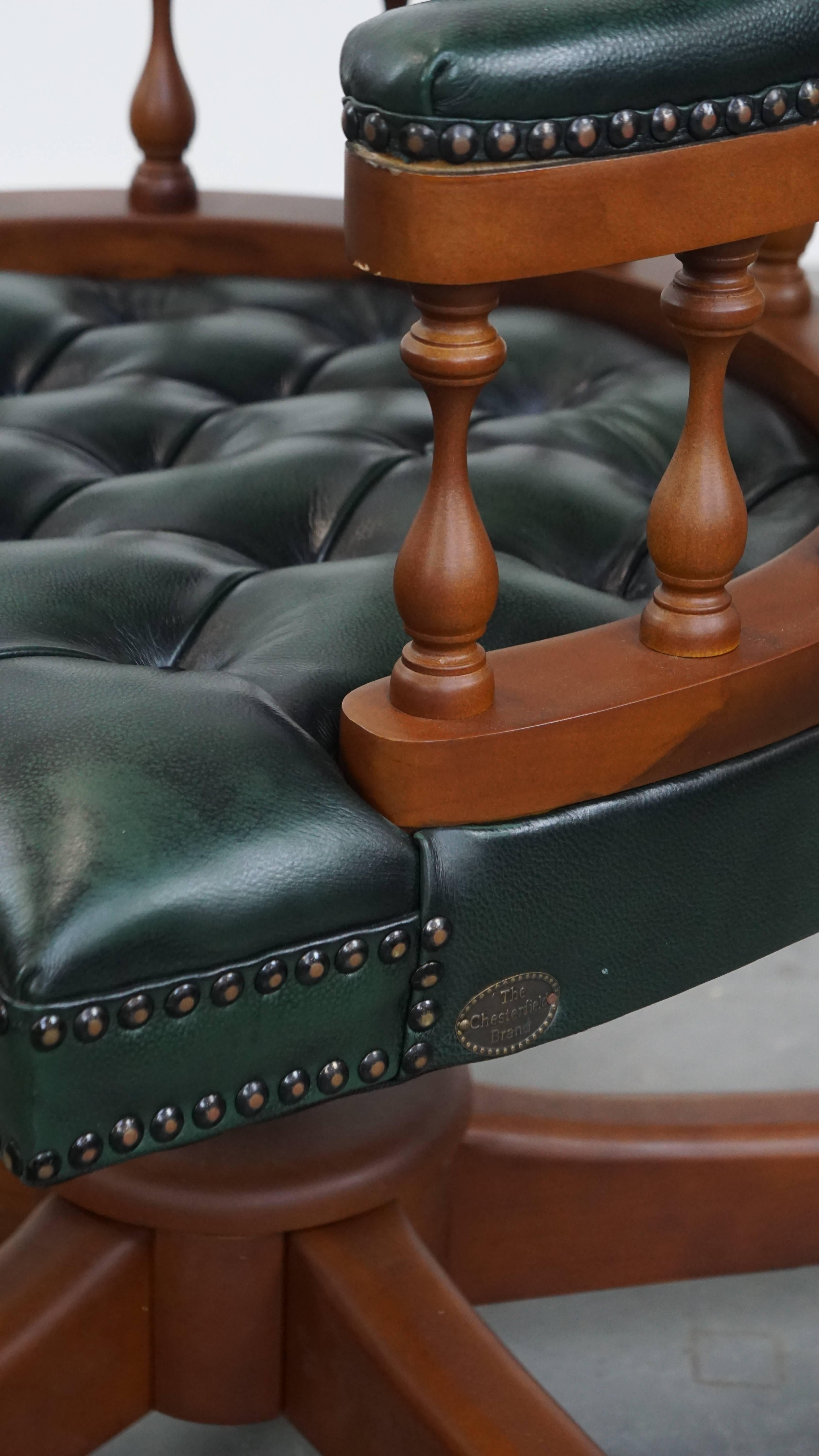 Fauteuil de bureau Chesterfield vert foncé en cuir de vachette sur roulettes en vente 5