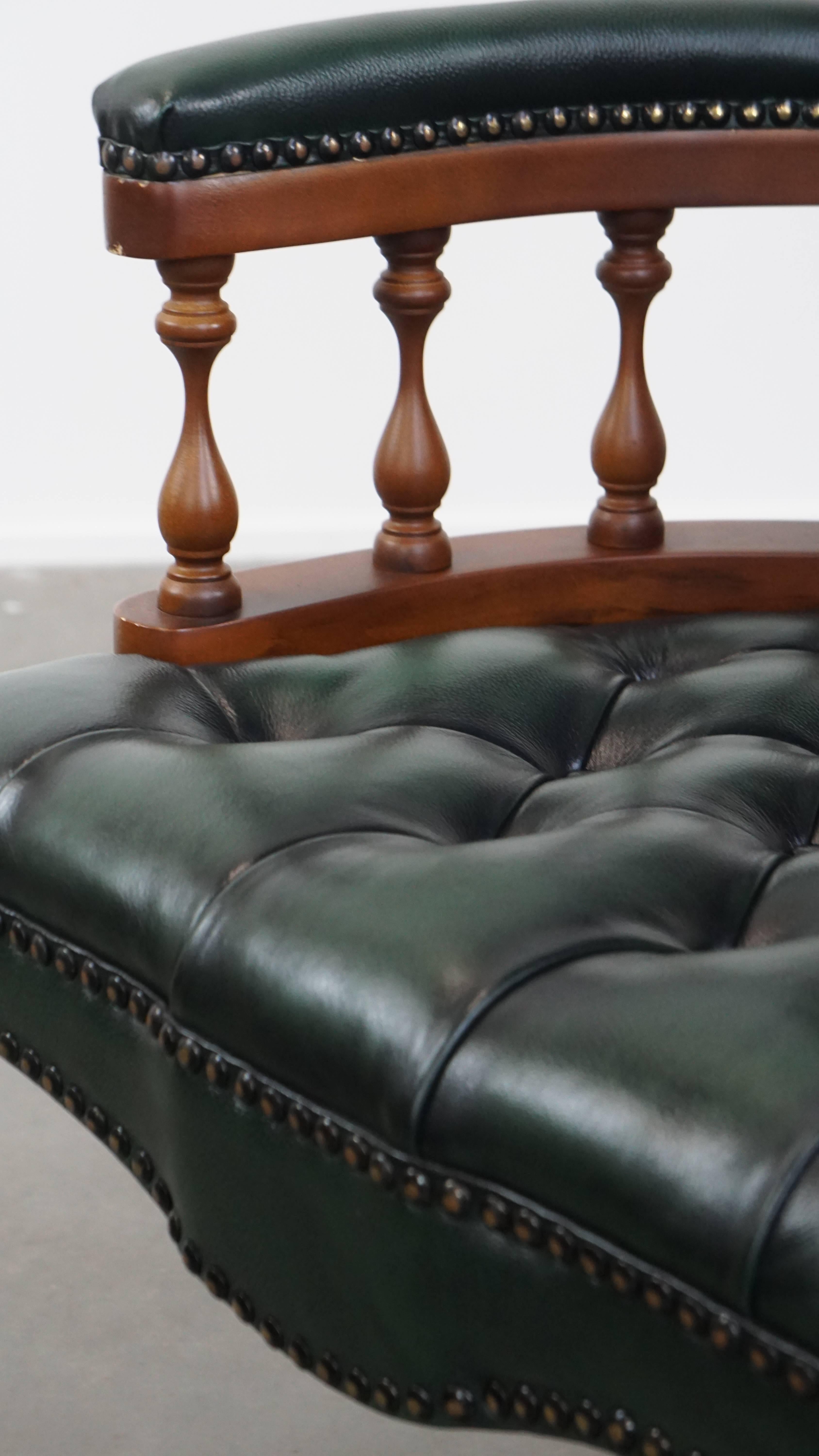 Fauteuil de bureau Chesterfield vert foncé en cuir de vachette sur roulettes en vente 6