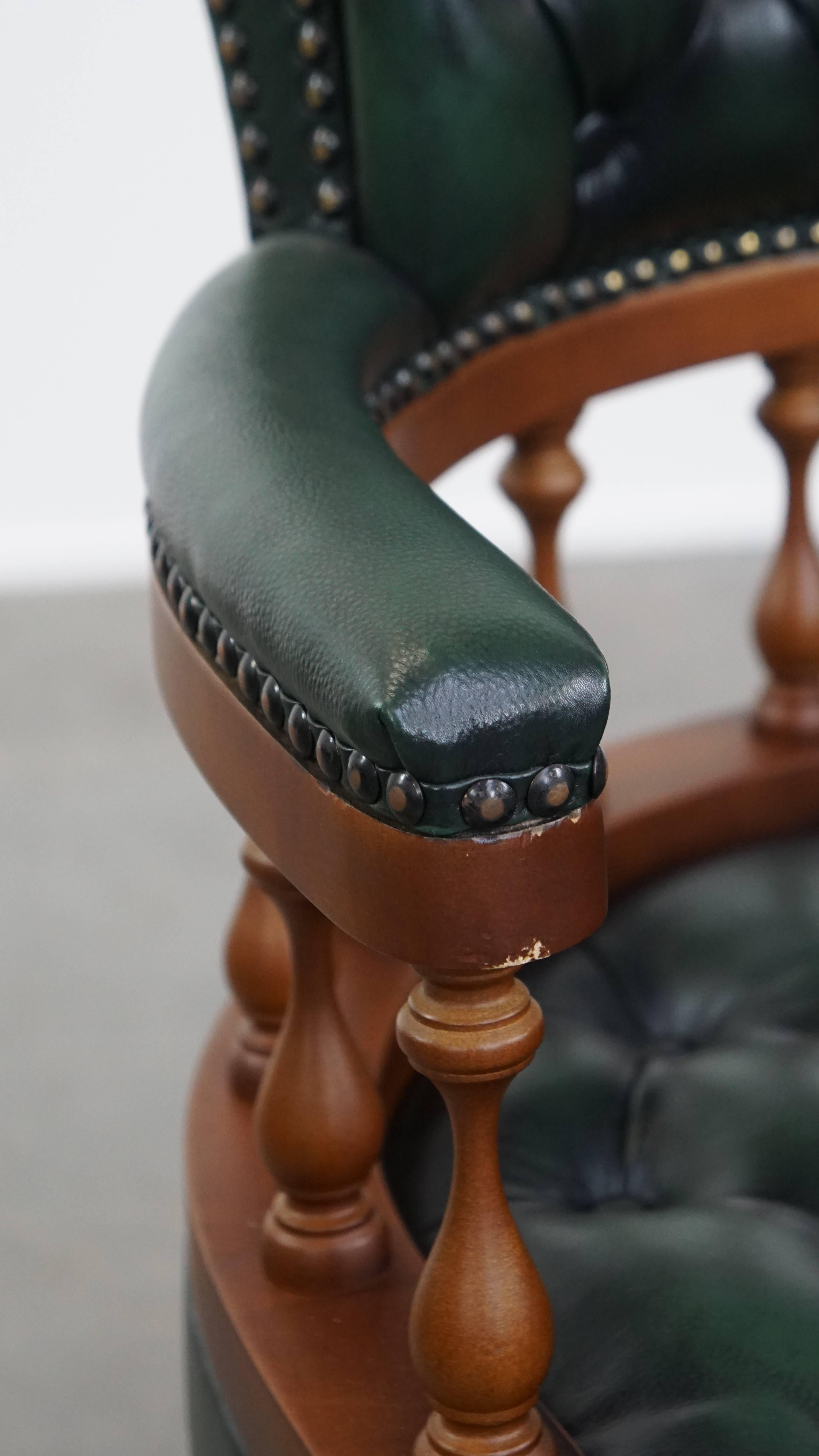 Fauteuil de bureau Chesterfield vert foncé en cuir de vachette sur roulettes en vente 7