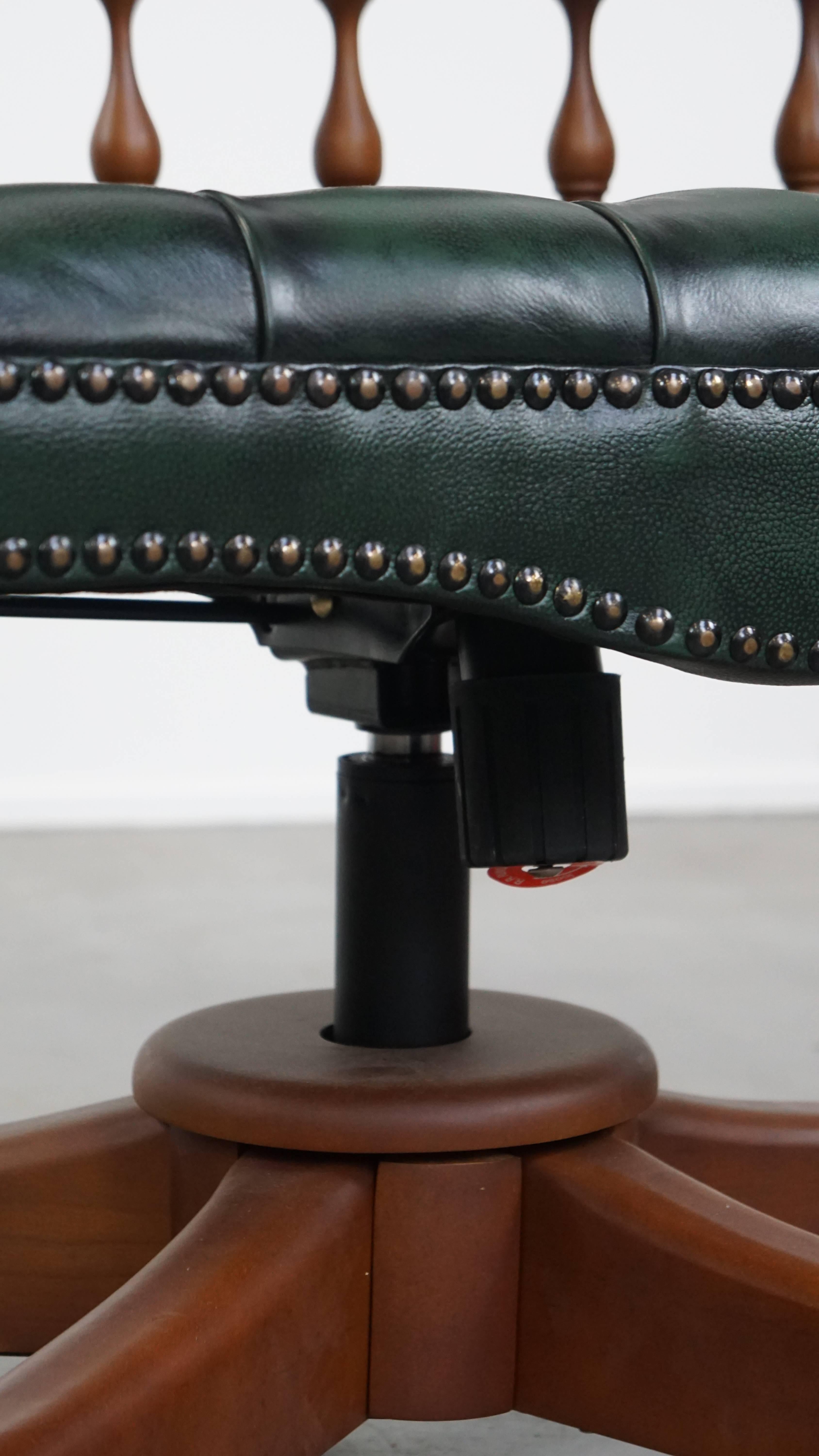 Fauteuil de bureau Chesterfield vert foncé en cuir de vachette sur roulettes en vente 8
