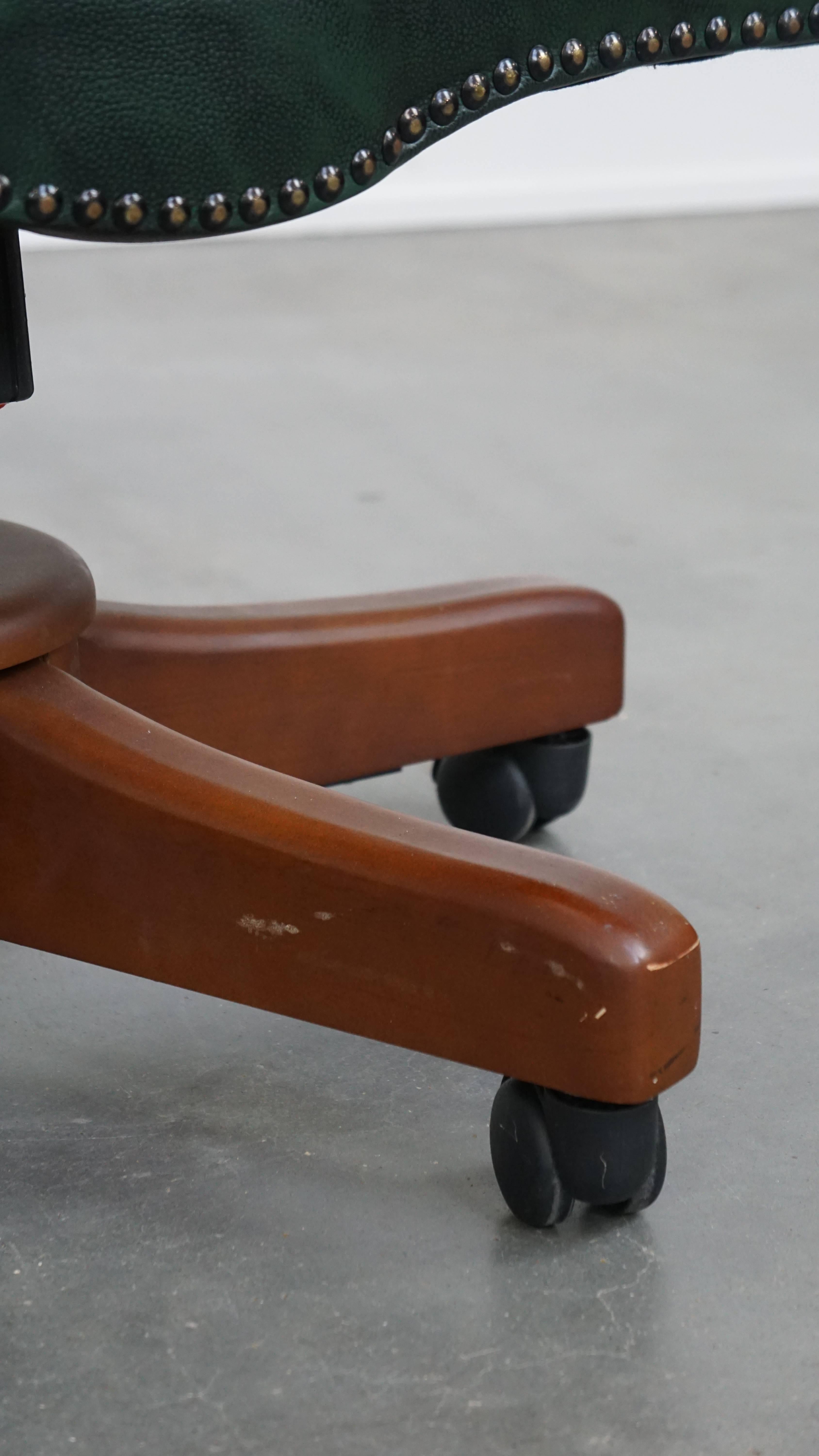 Fauteuil de bureau Chesterfield vert foncé en cuir de vachette sur roulettes en vente 9