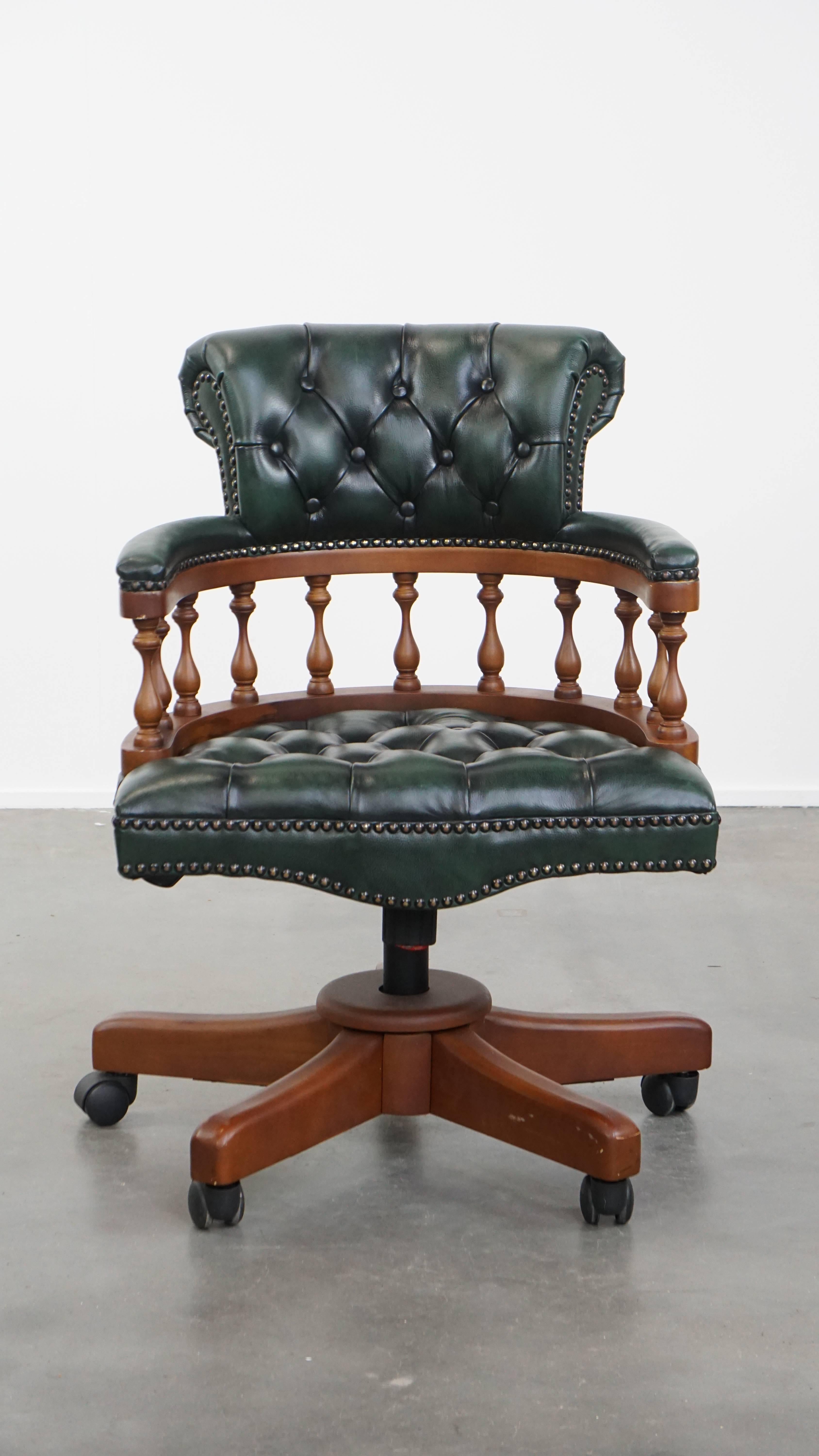Cette chaise de bureau Chesterfield vert foncé, élégante et fonctionnelle, est fabriquée en cuir de vachette véritable et en bois, et est montée sur roulettes. Cette chaise de bureau classique et intemporelle s'intègre sans effort dans presque tous