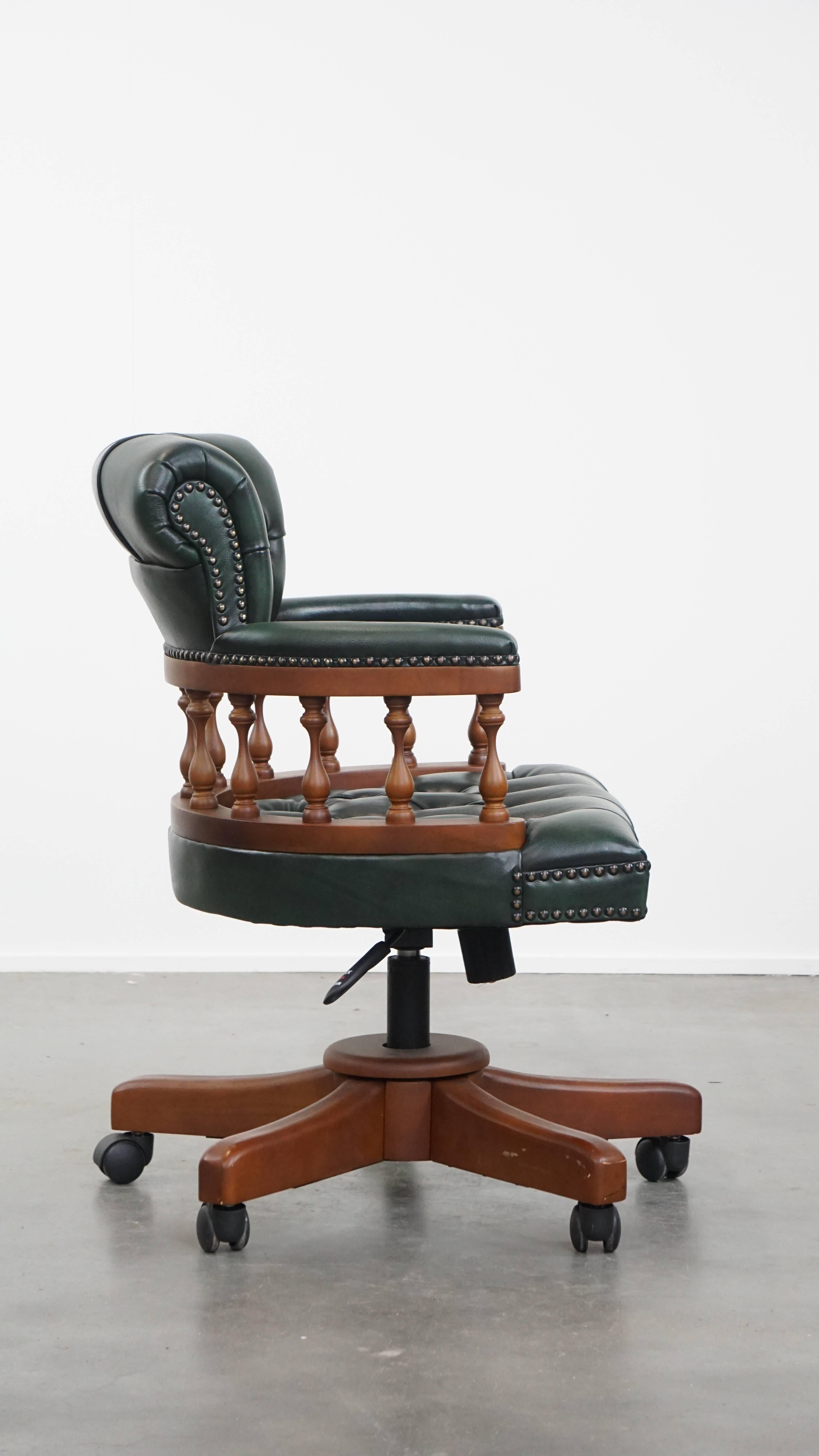 Fait main Fauteuil de bureau Chesterfield vert foncé en cuir de vachette sur roulettes en vente