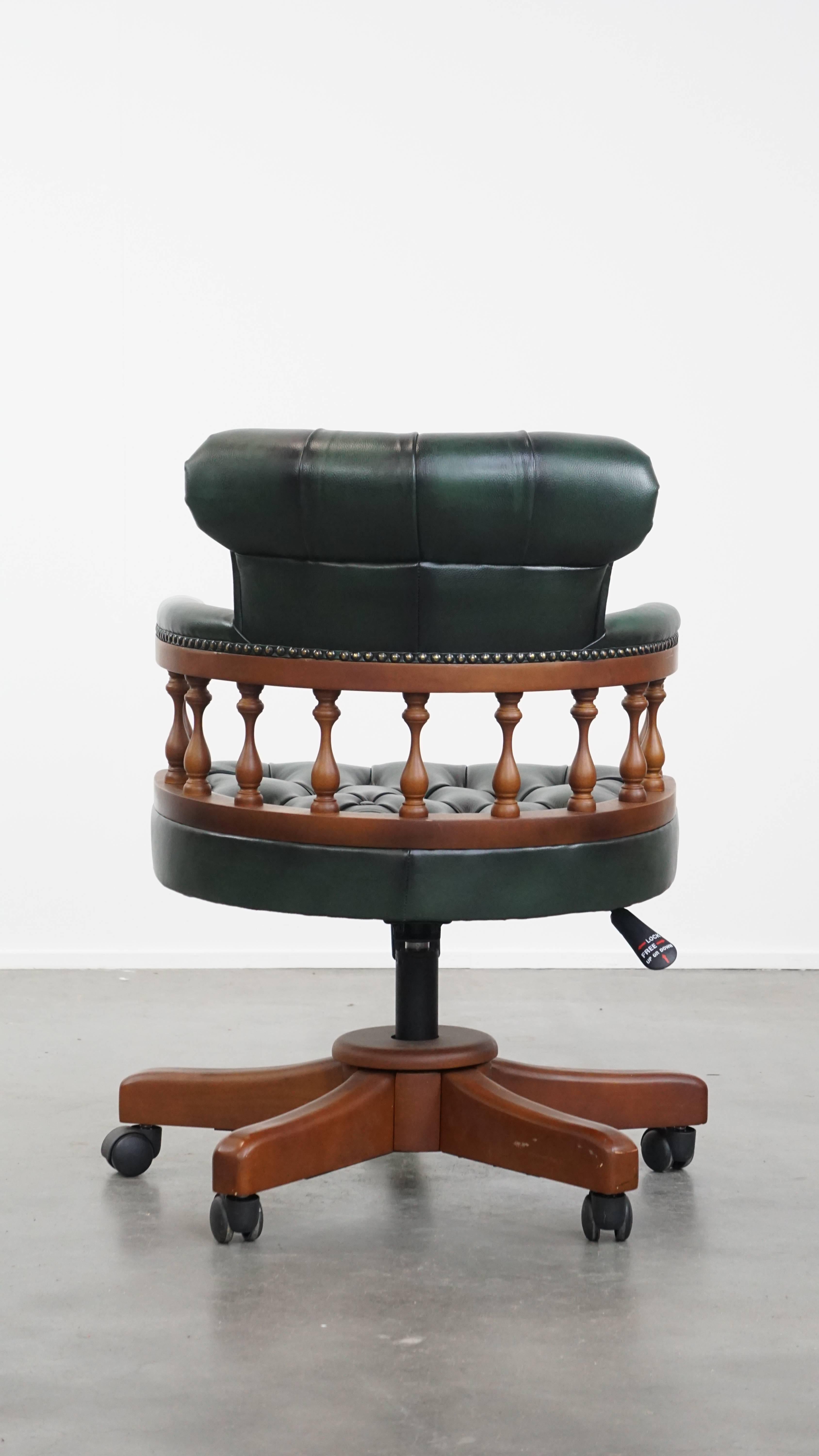 Fauteuil de bureau Chesterfield vert foncé en cuir de vachette sur roulettes Bon état - En vente à Harderwijk, NL