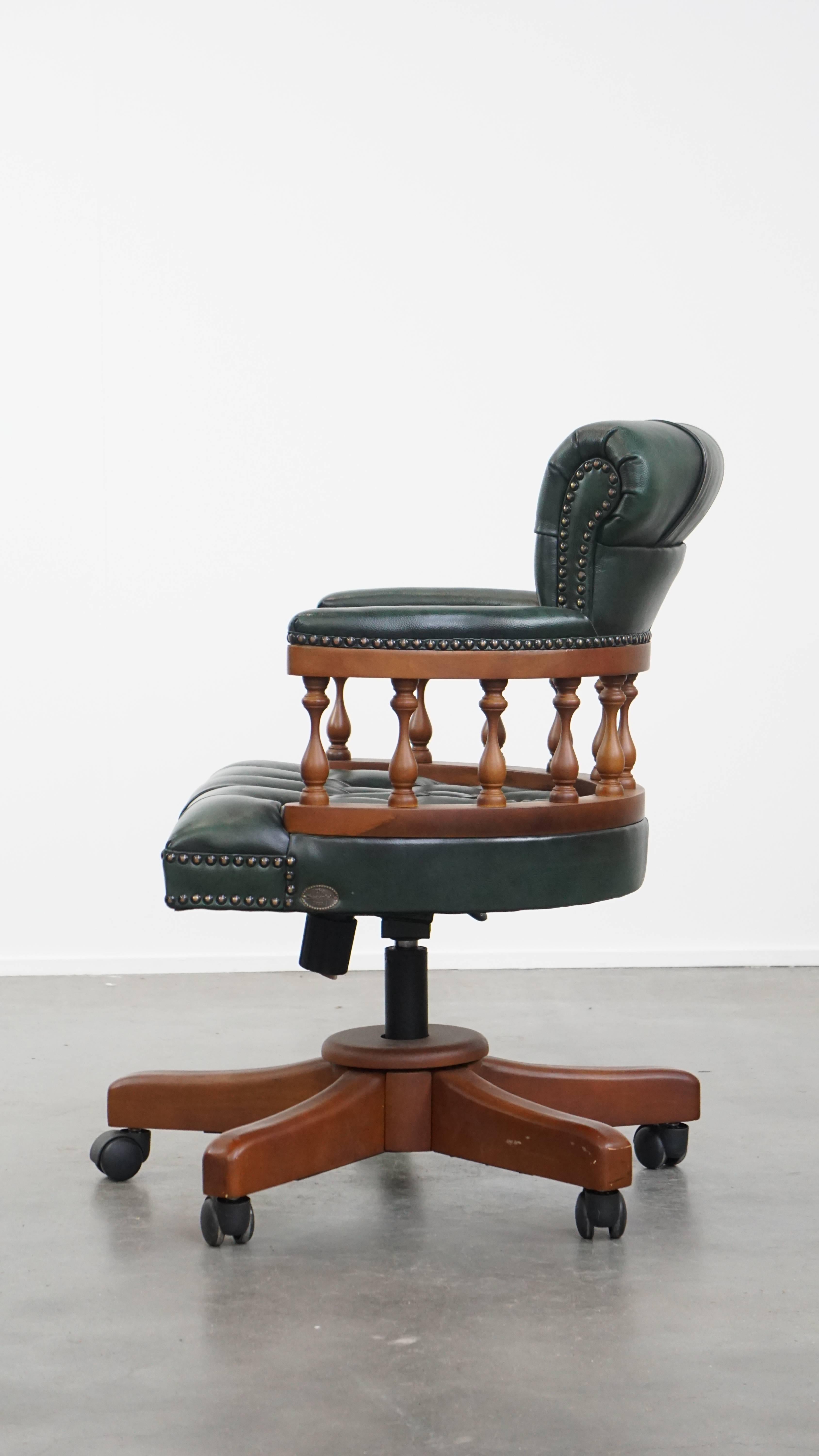 XXIe siècle et contemporain Fauteuil de bureau Chesterfield vert foncé en cuir de vachette sur roulettes en vente