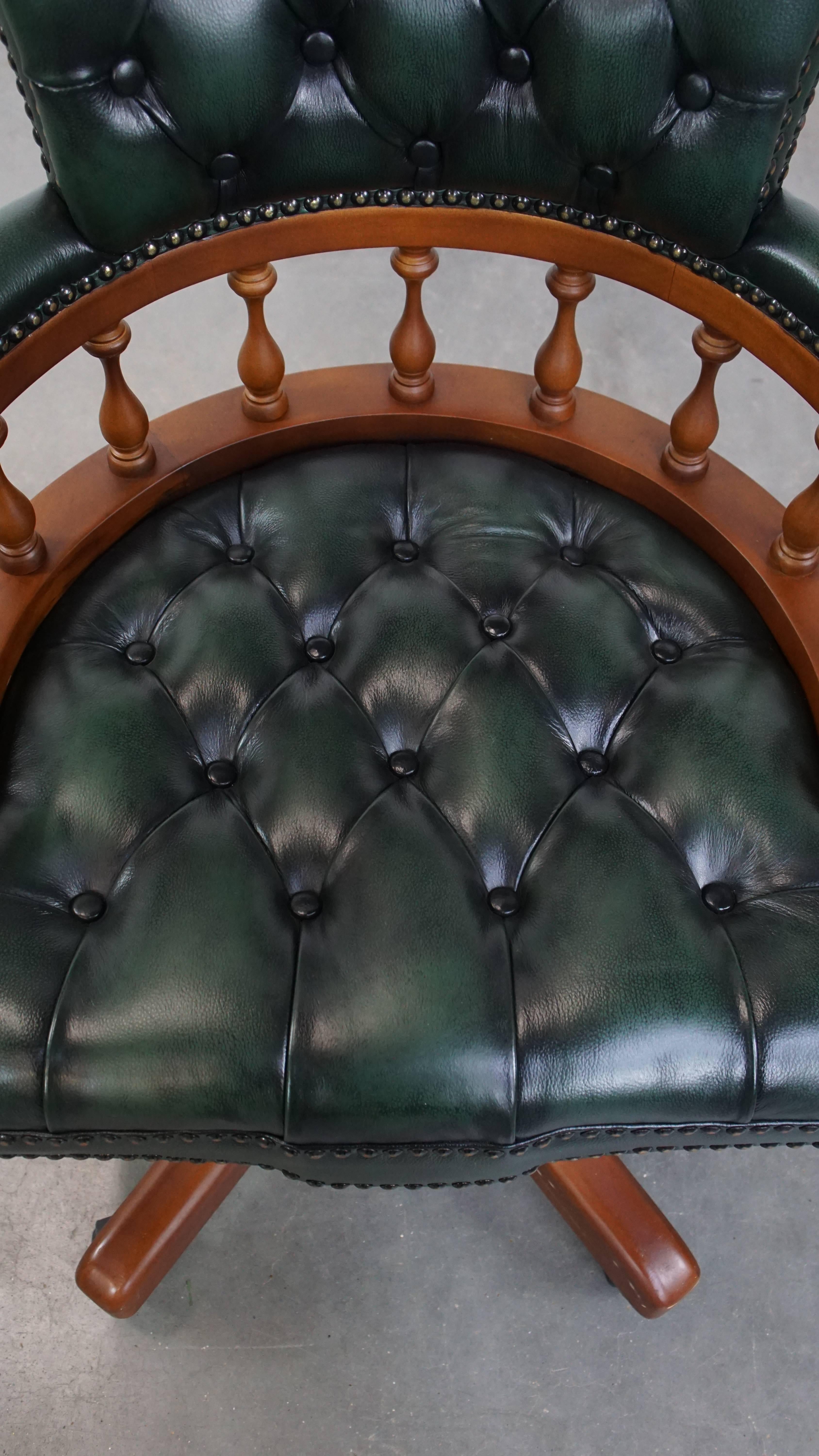 Cuir de vache Fauteuil de bureau Chesterfield vert foncé en cuir de vachette sur roulettes en vente