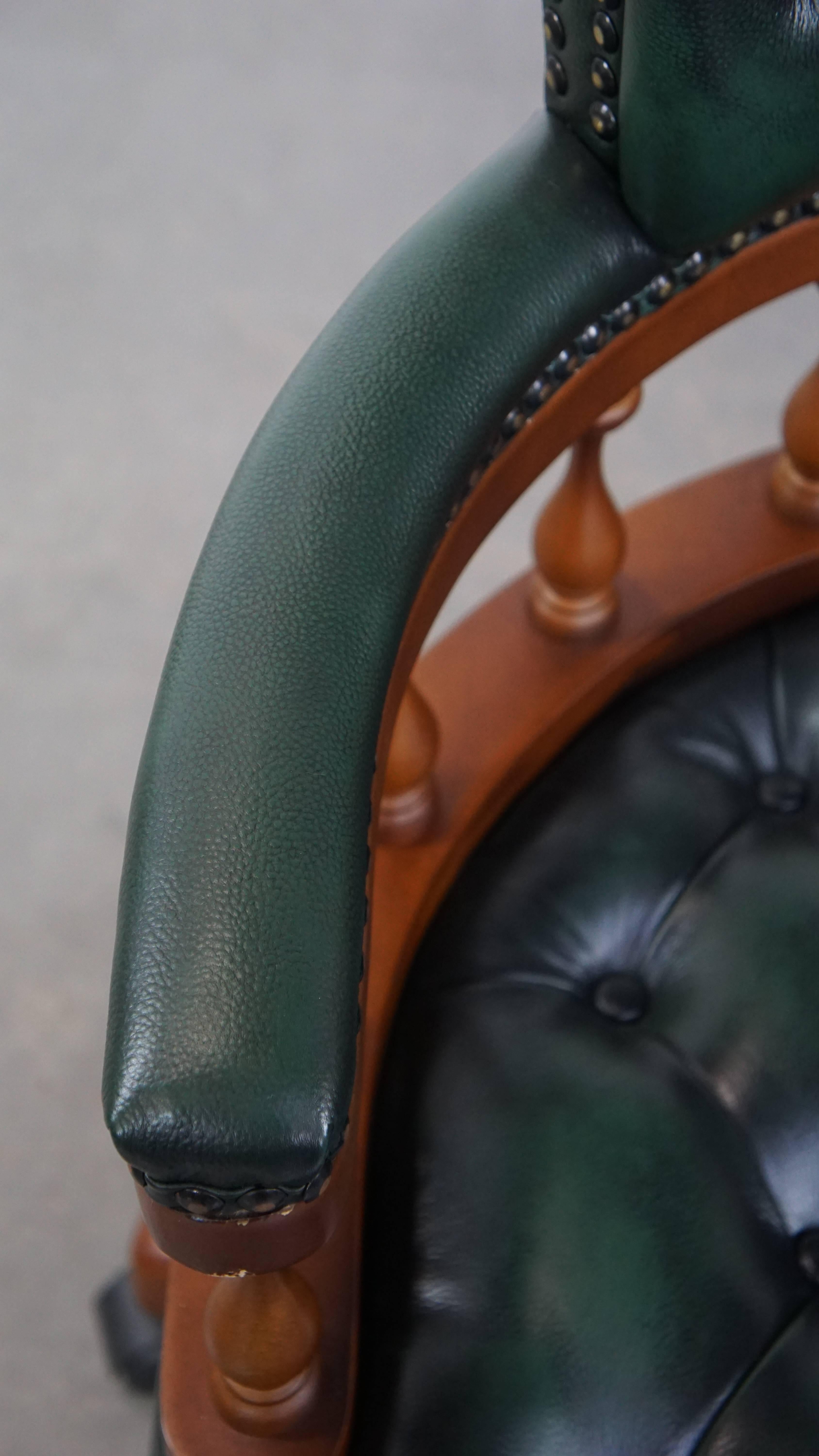 Fauteuil de bureau Chesterfield vert foncé en cuir de vachette sur roulettes en vente 1