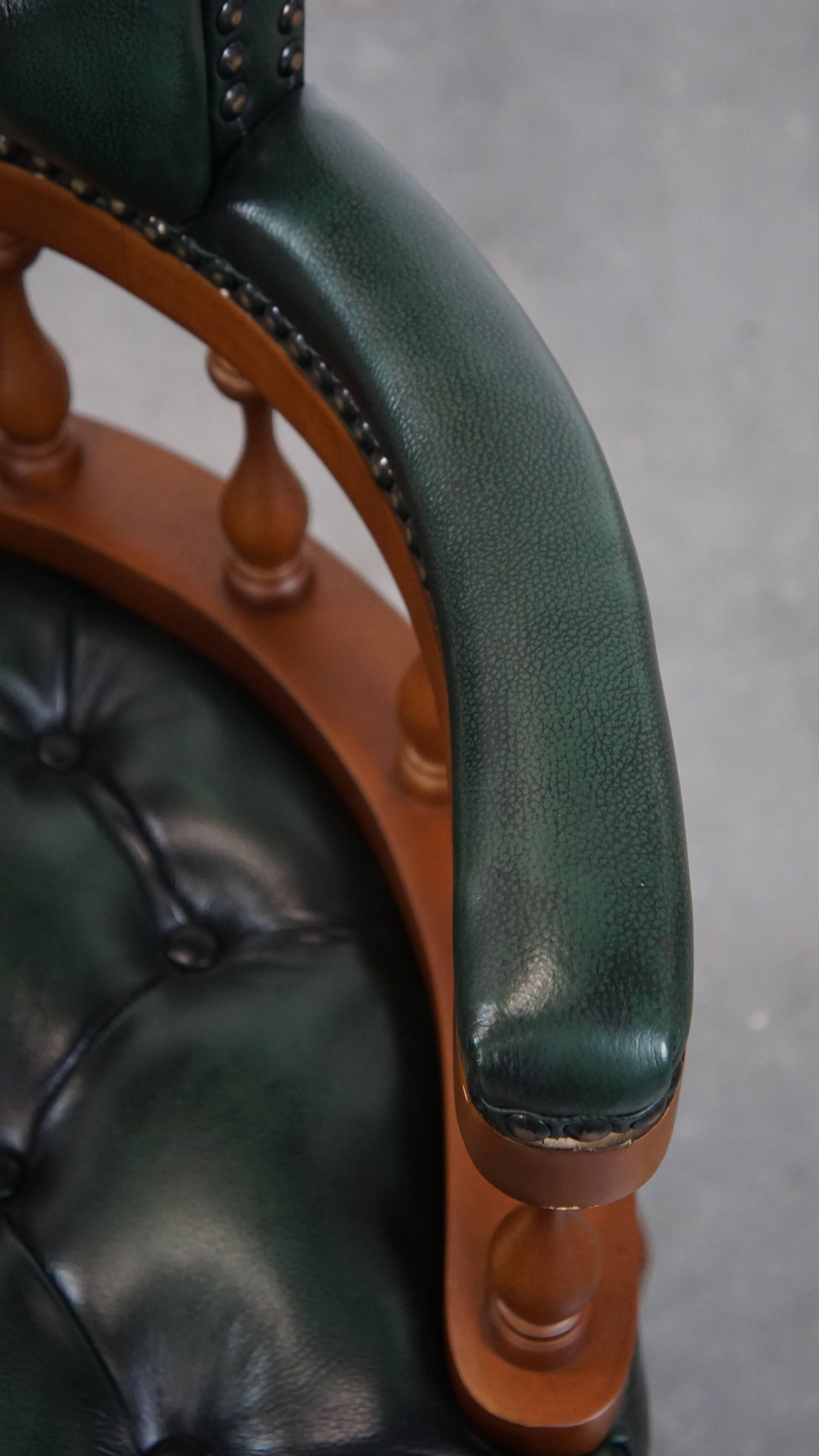 Fauteuil de bureau Chesterfield vert foncé en cuir de vachette sur roulettes en vente 2