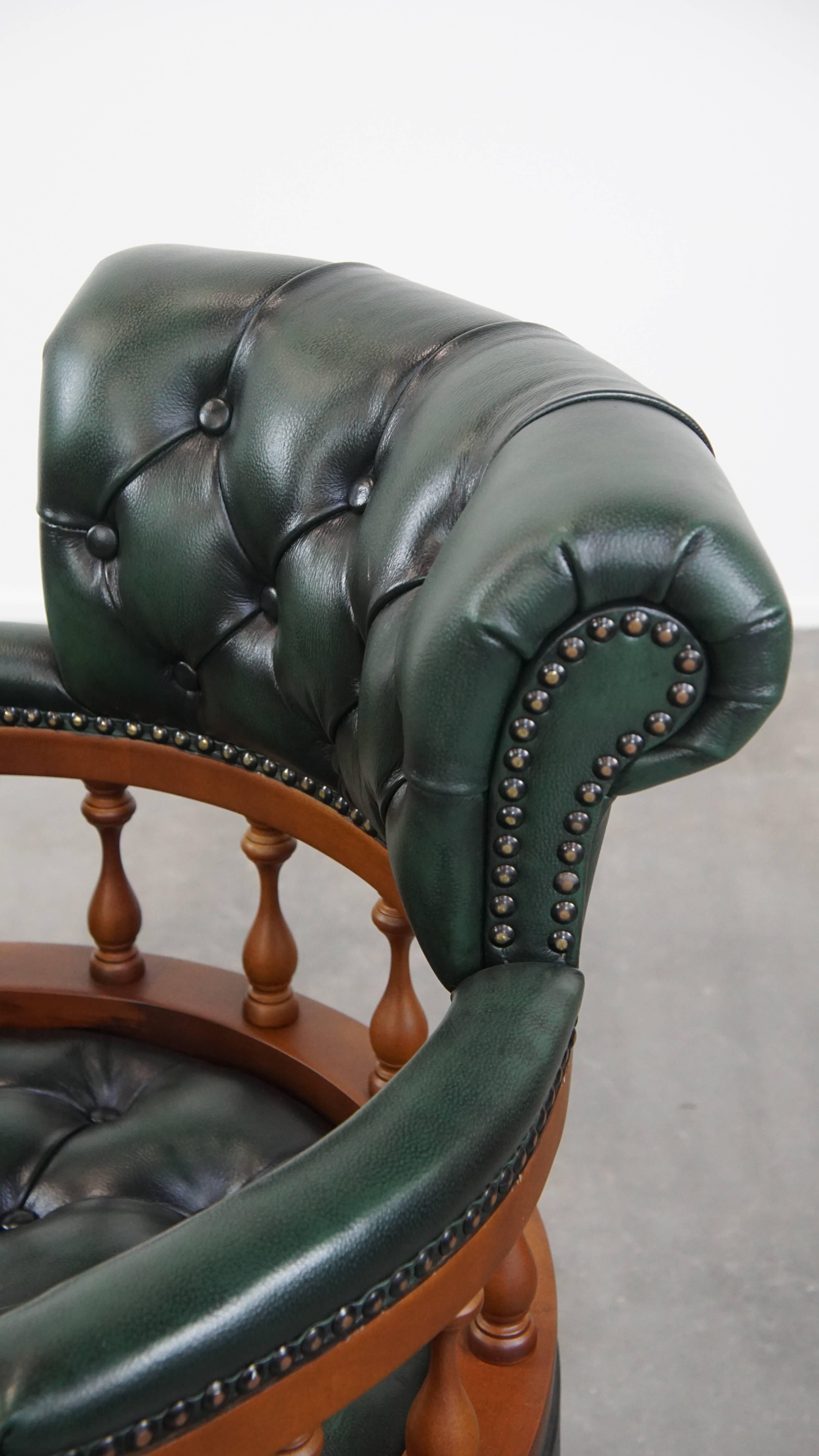 Fauteuil de bureau Chesterfield vert foncé en cuir de vachette sur roulettes en vente 3