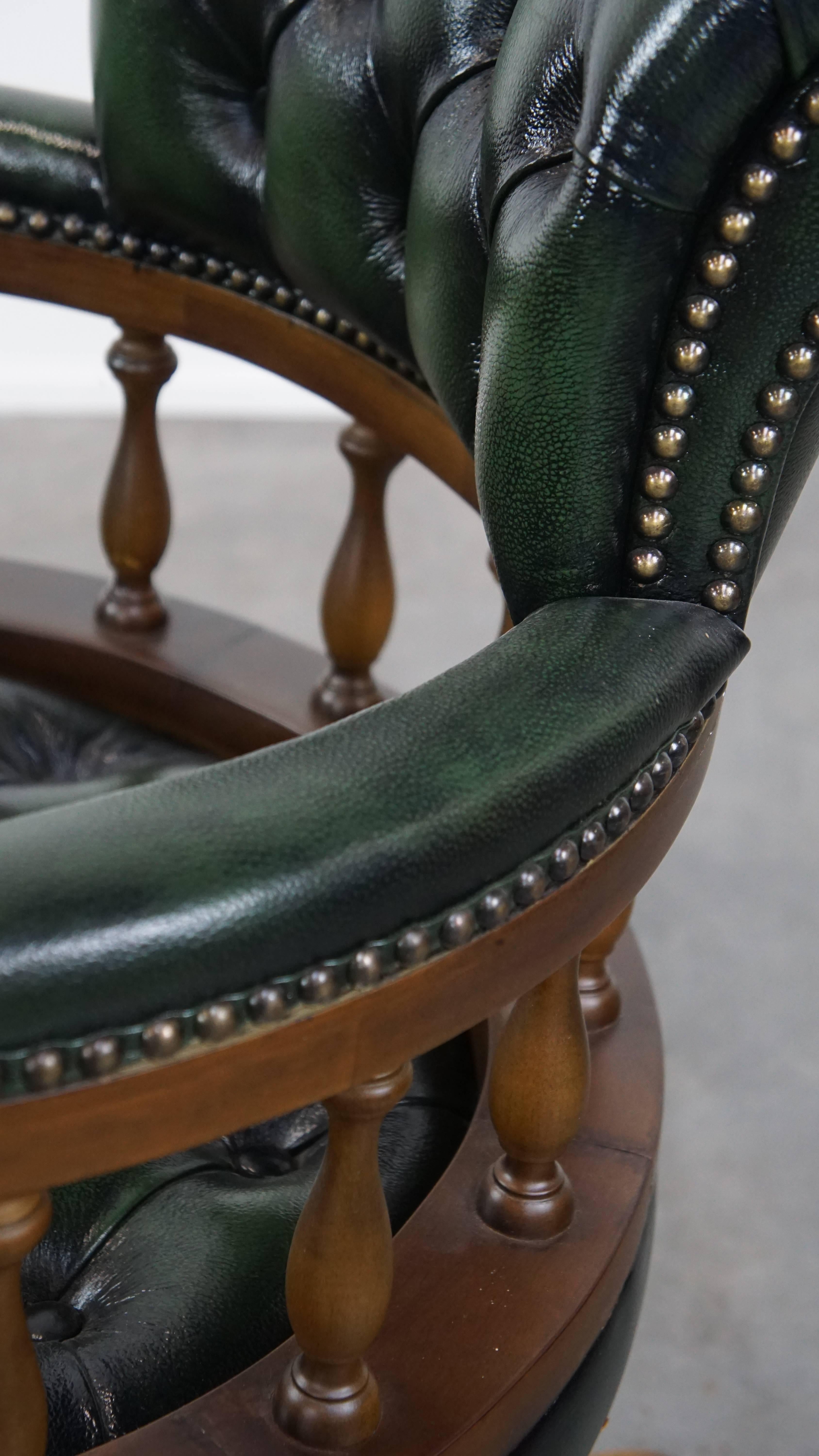Chaise de bureau Chesterfield à roulettes en cuir de vachette et bois vert foncé en vente 4