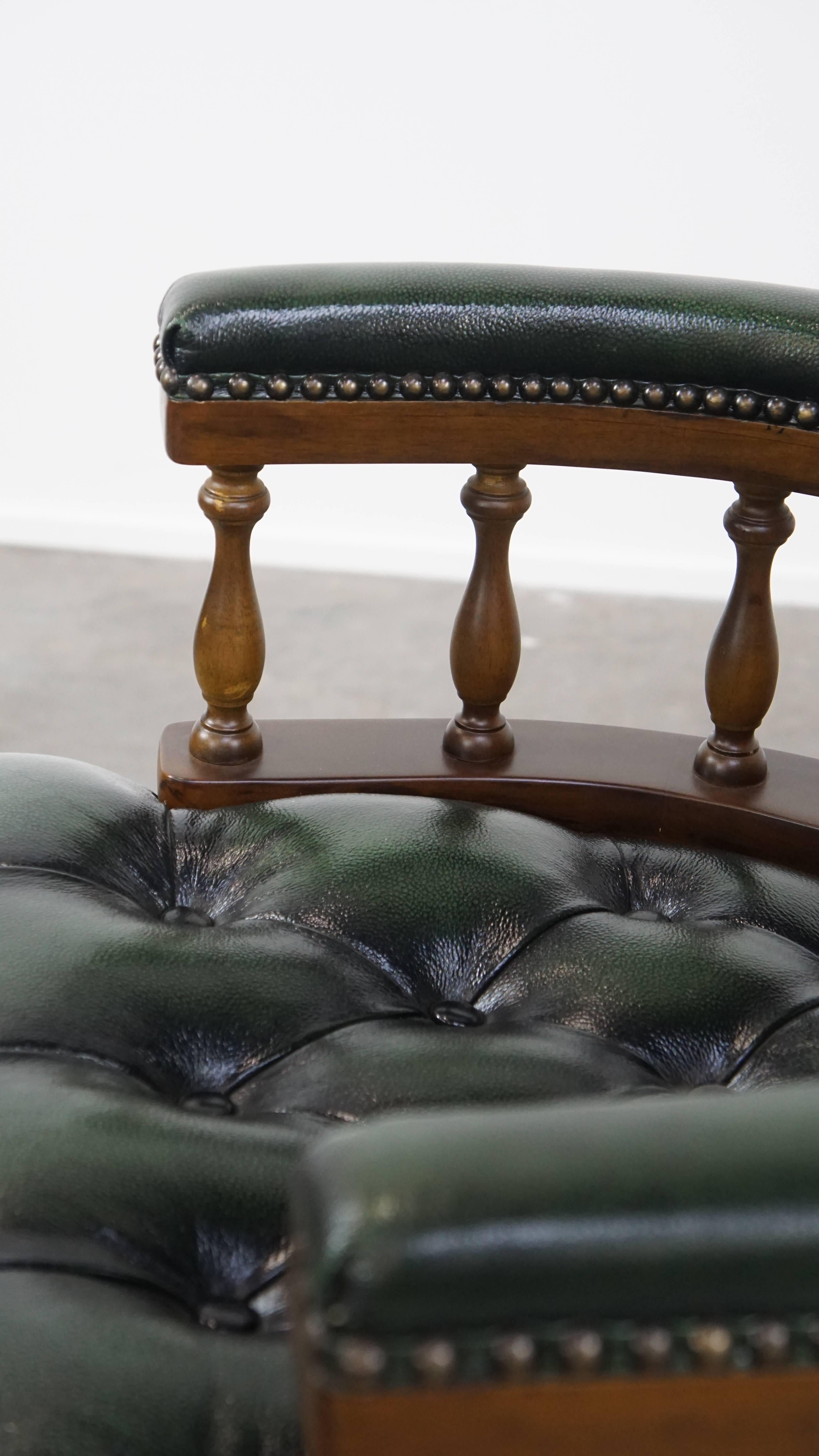 Chaise de bureau Chesterfield à roulettes en cuir de vachette et bois vert foncé en vente 5