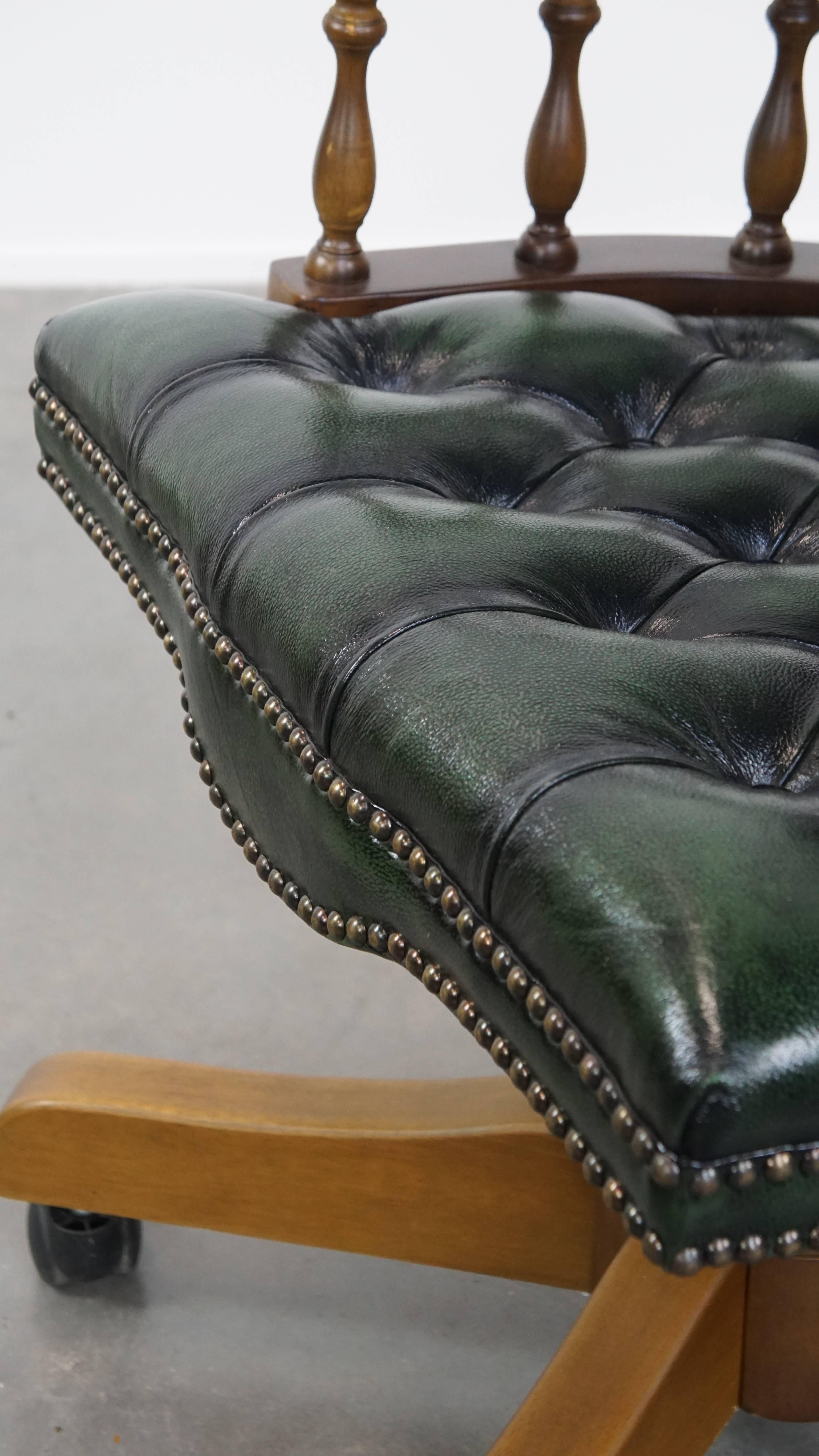 Chaise de bureau Chesterfield à roulettes en cuir de vachette et bois vert foncé en vente 6