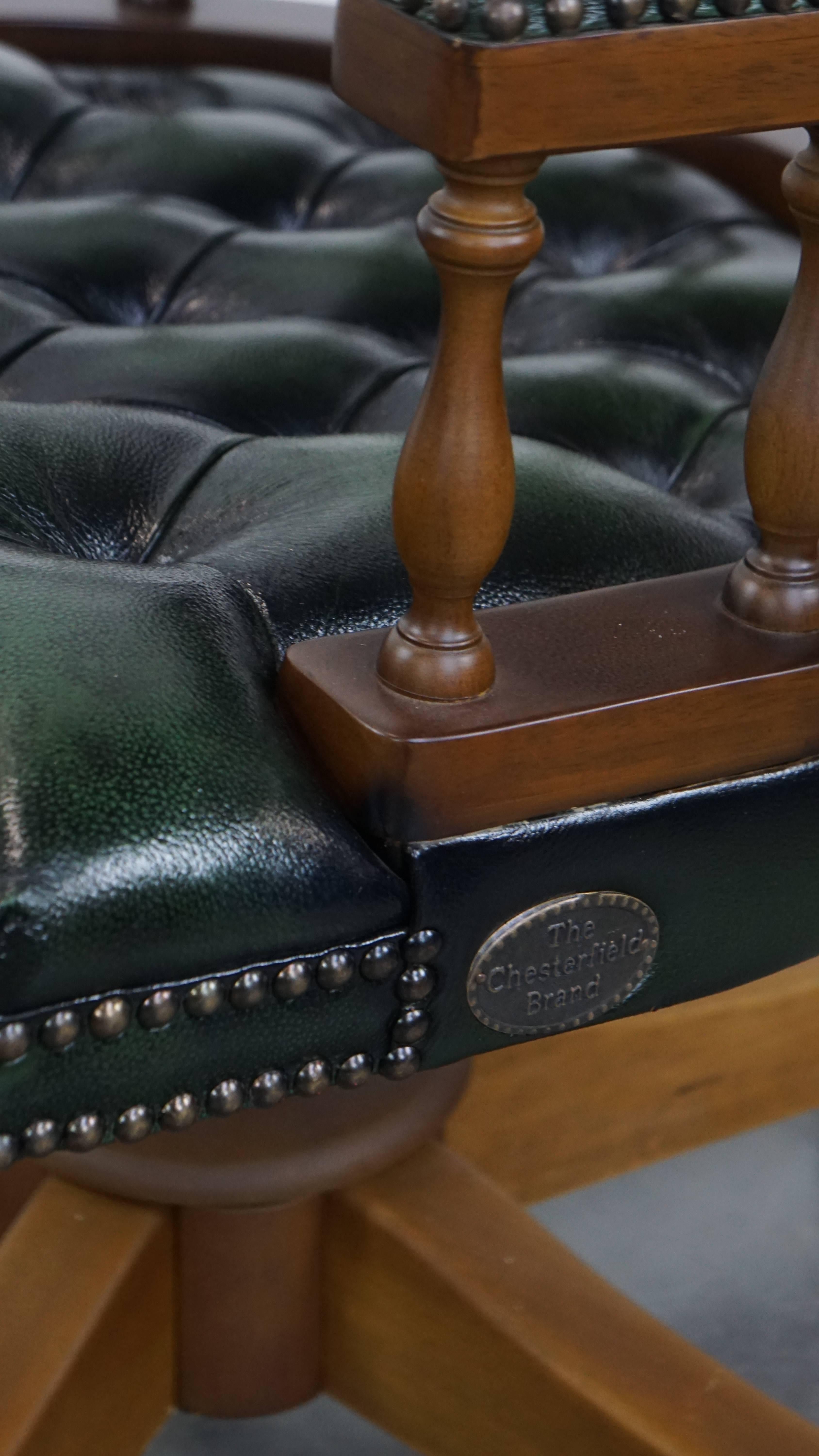 Chaise de bureau Chesterfield à roulettes en cuir de vachette et bois vert foncé en vente 7