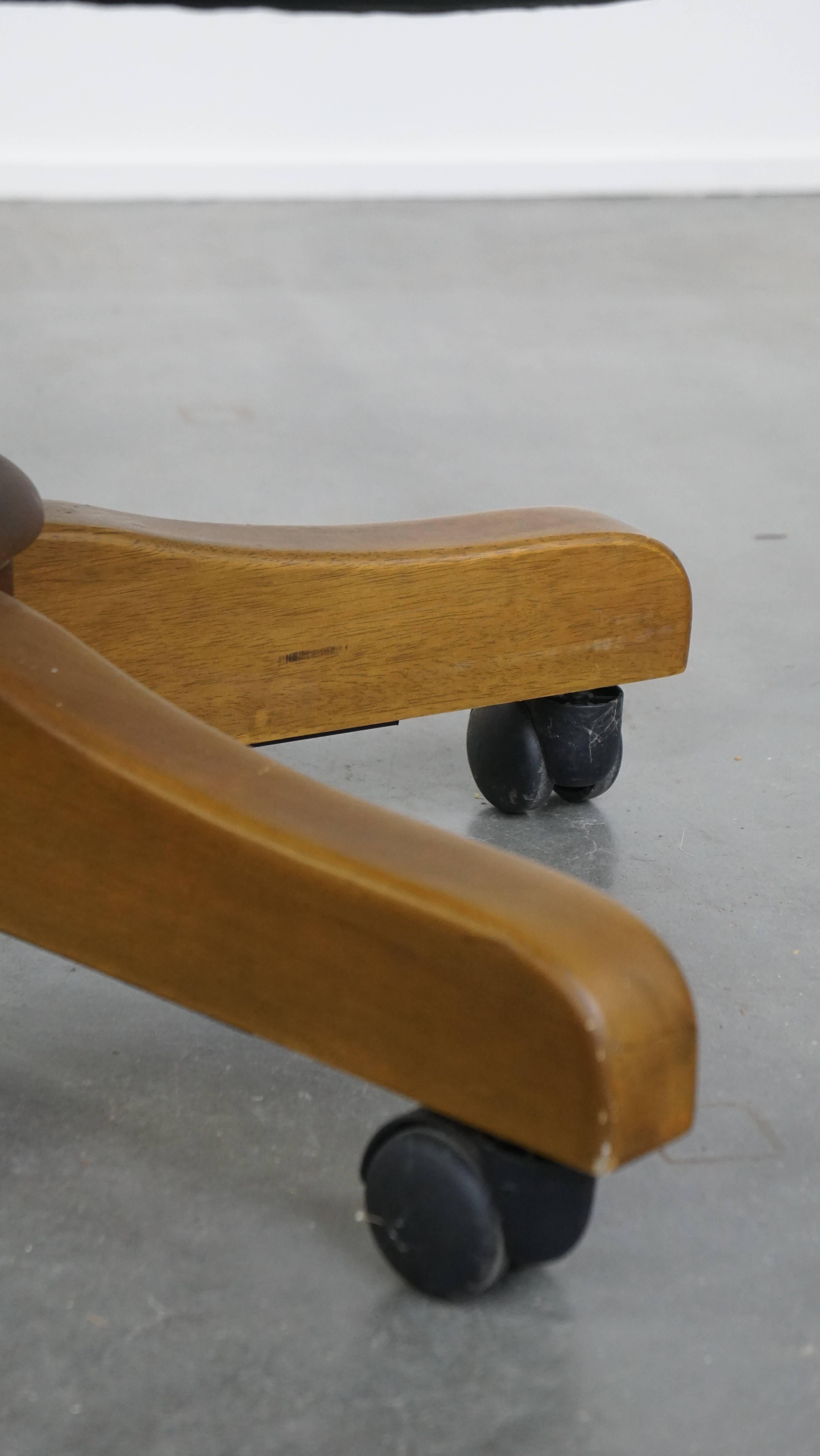 Chaise de bureau Chesterfield à roulettes en cuir de vachette et bois vert foncé en vente 8