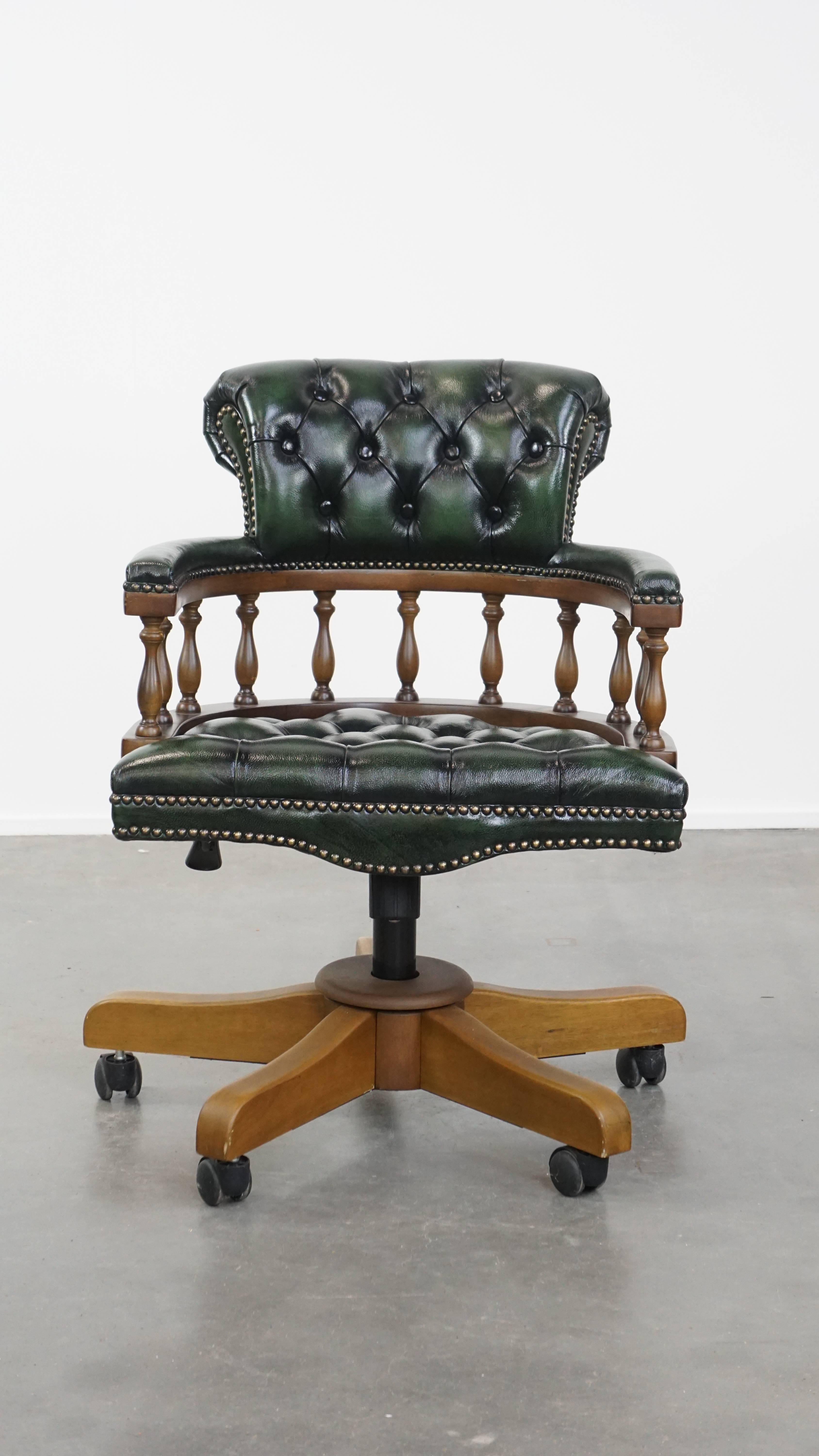 Offert ici, ce fauteuil de bureau Chesterfield à roulettes en cuir de vachette vert foncé et en bois, présentant une apparence intemporelle et luxueuse.

Cette chaise de bureau Chesterfield classique et élégante s'intègre sans effort dans presque