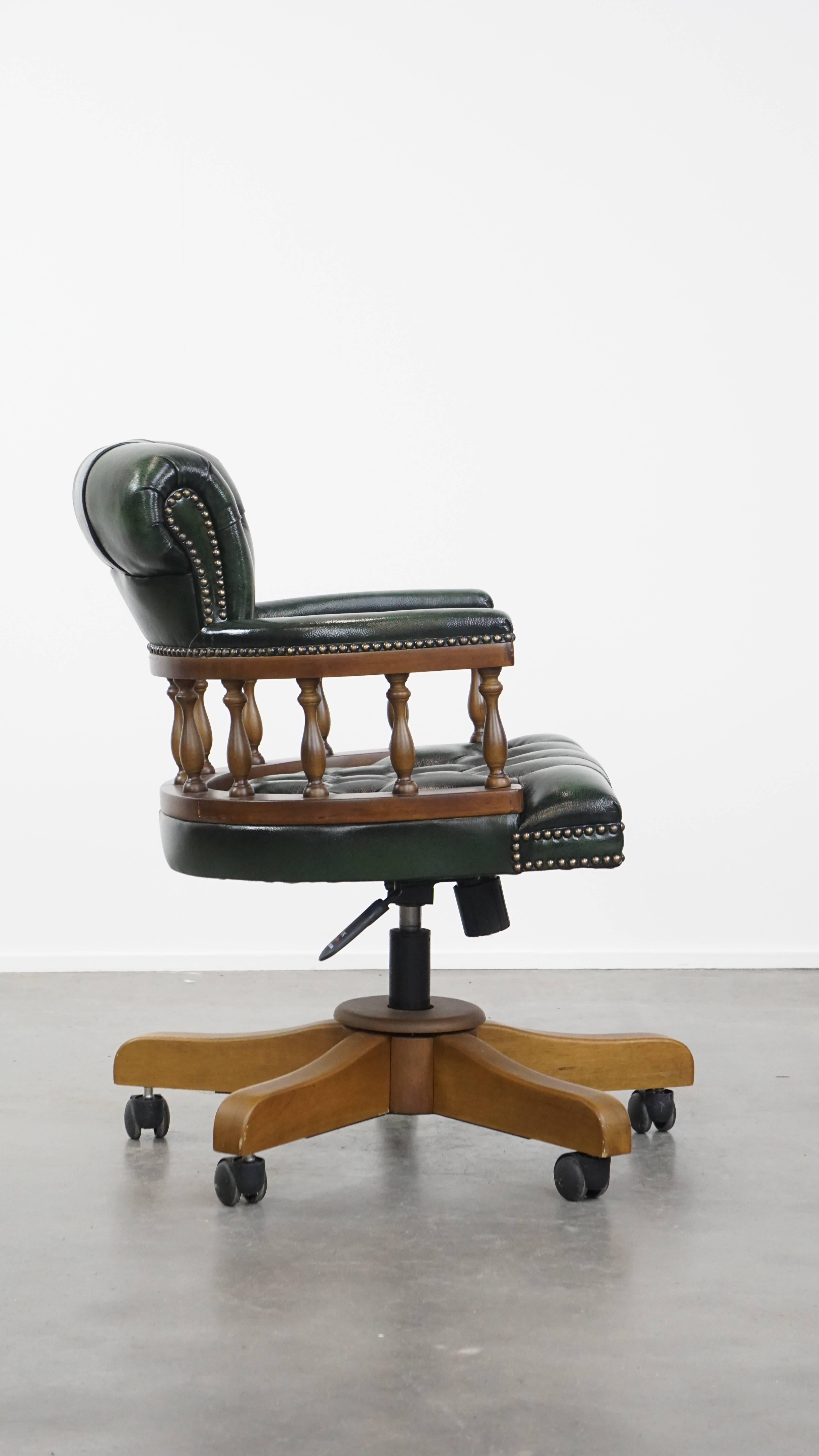Fait main Chaise de bureau Chesterfield à roulettes en cuir de vachette et bois vert foncé en vente