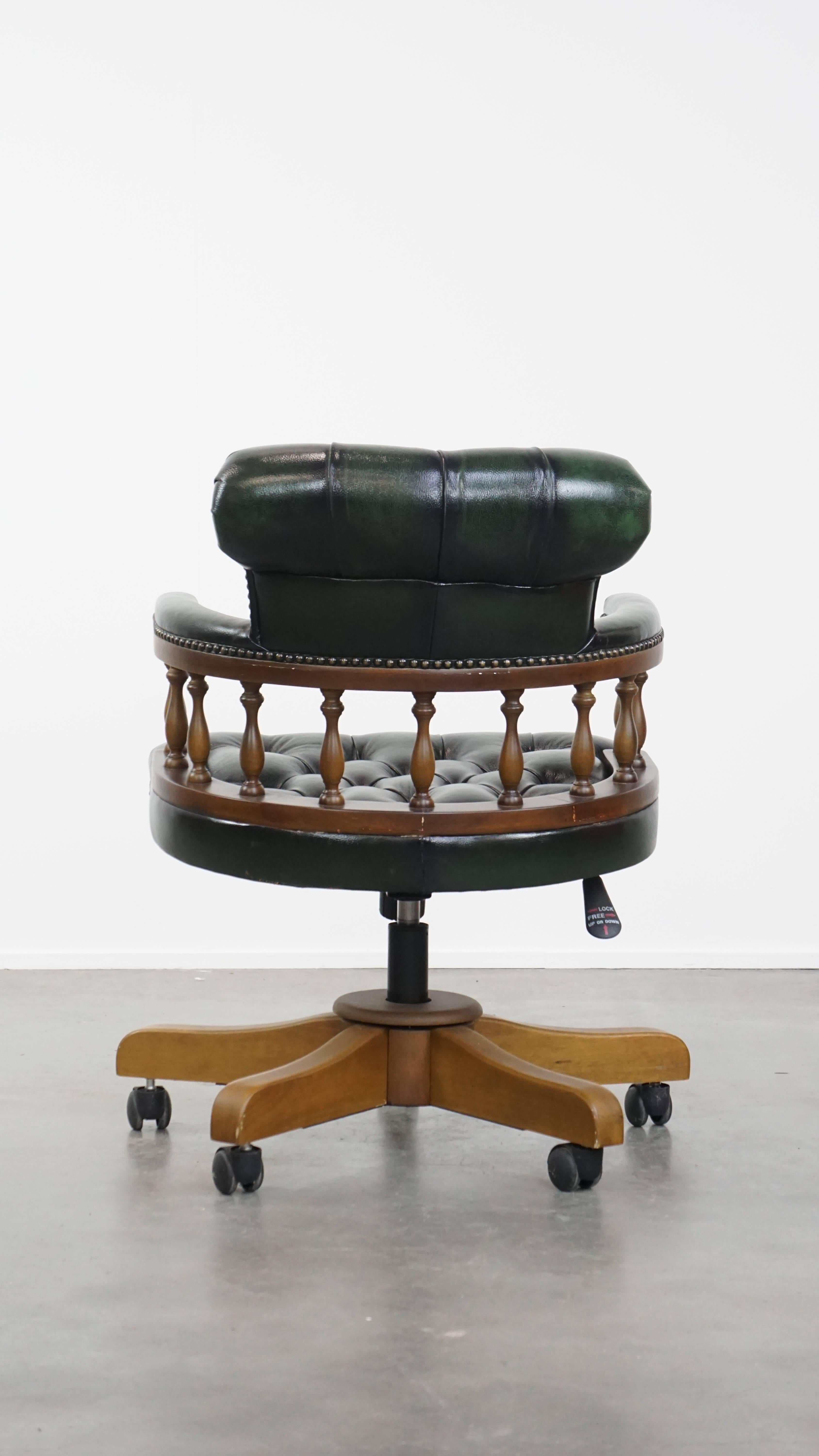 Chaise de bureau Chesterfield à roulettes en cuir de vachette et bois vert foncé Bon état - En vente à Harderwijk, NL